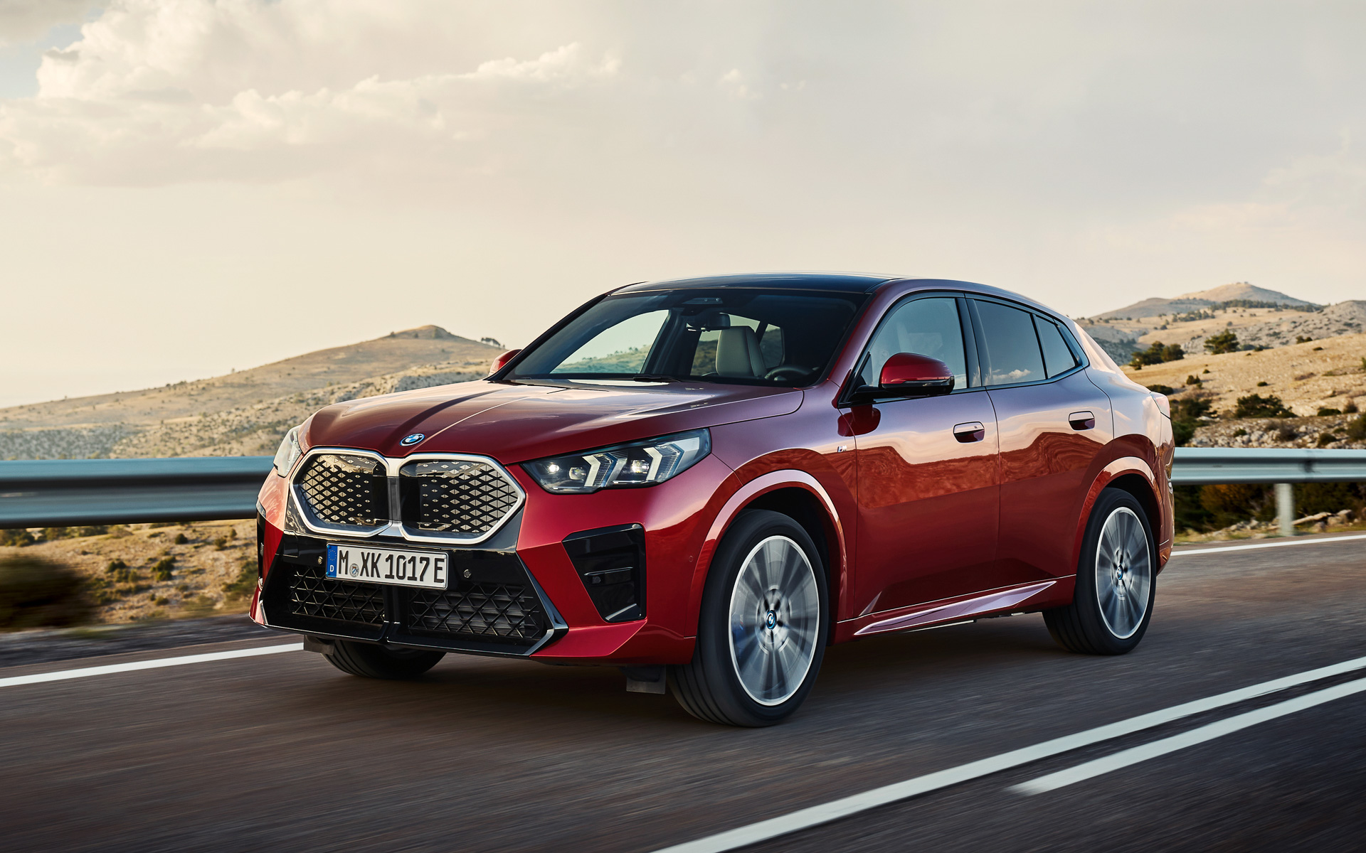 システム総合で最高出力225kW（306PS）、最大トルク494.0Nm/を発生する2つのモーターにより0-100km/h加速5.6秒を実現