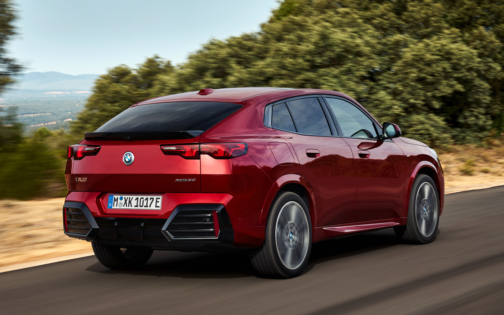 システム総合で最高出力225kW（306PS）、最大トルク494.0Nm/を発生する2つのモーターにより0-100km/h加速5.6秒を実現