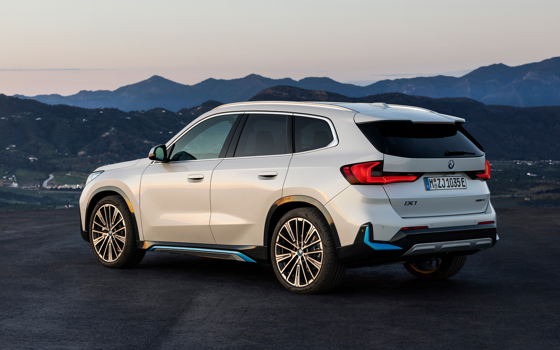 キドニー・グリルの内側や前後バンパーの両サイド、サイドシルなどをブルー塗装にしてクリーンなBEVであることを主張