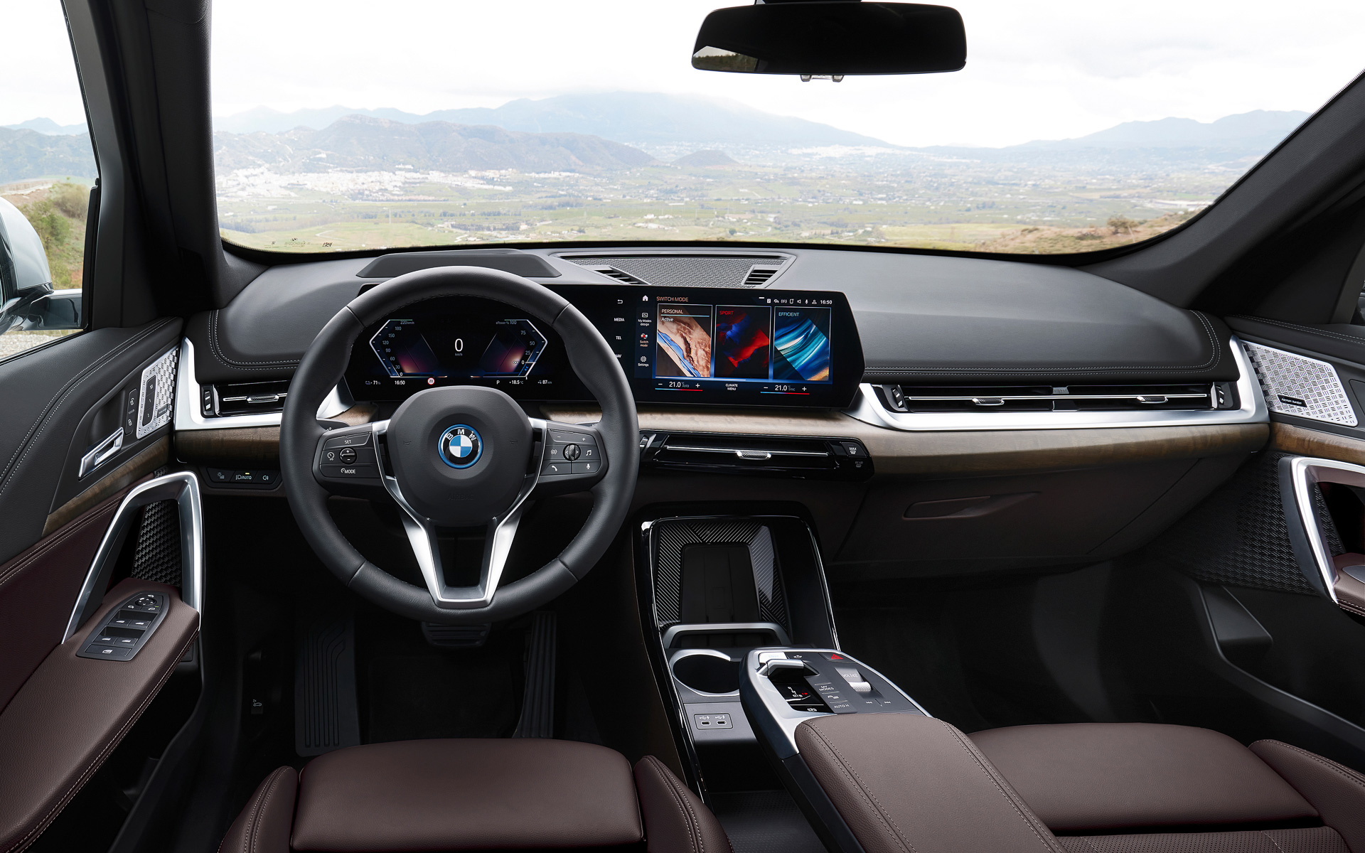 「カーブド・ディスプレイ」の採用で先進性をアピール。フロントシートはしっかりとしたサイドサポートを備える「スポーツ・シート」となる