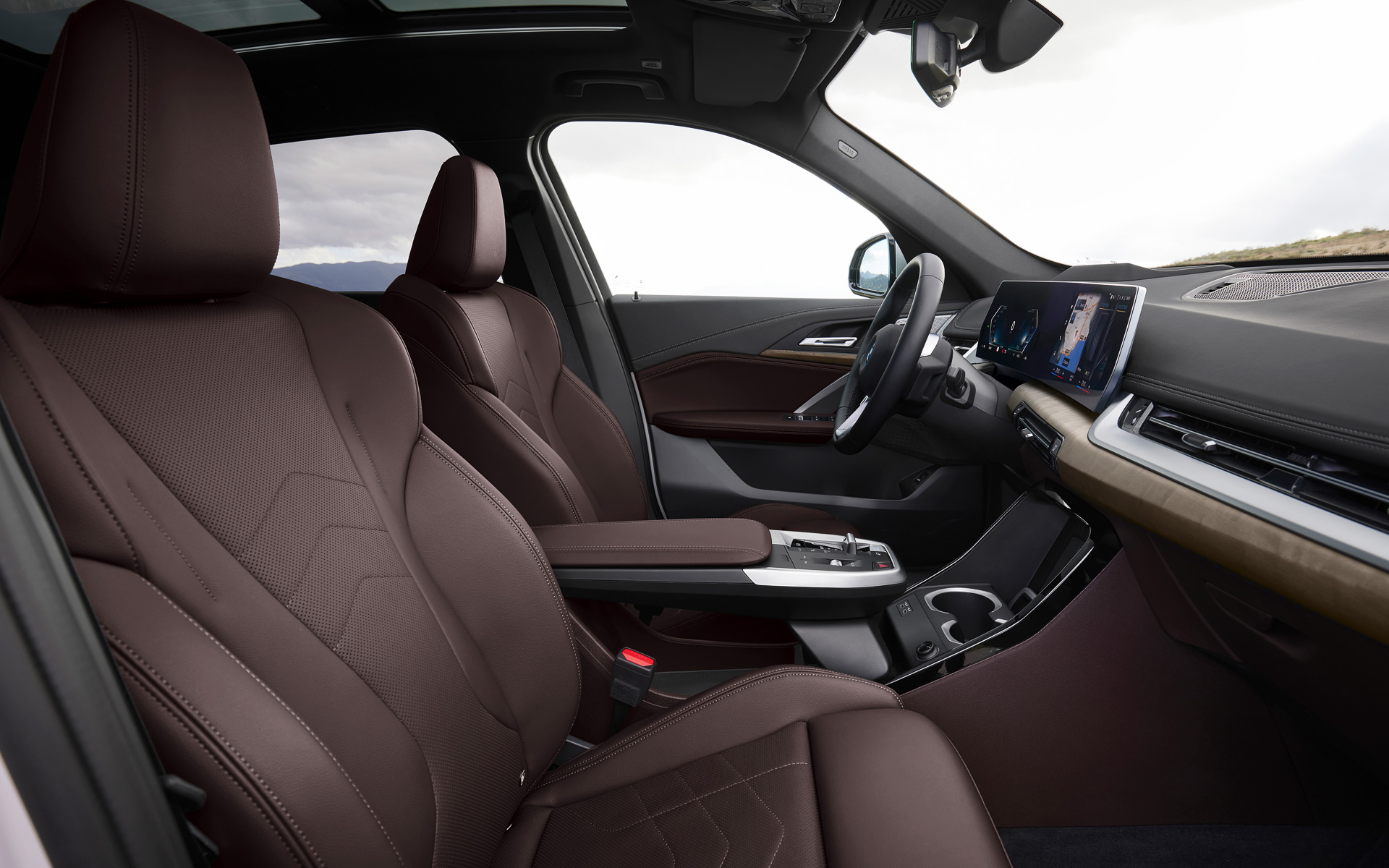 「カーブド・ディスプレイ」の採用で先進性をアピール。フロントシートはしっかりとしたサイドサポートを備える「スポーツ・シート」となる