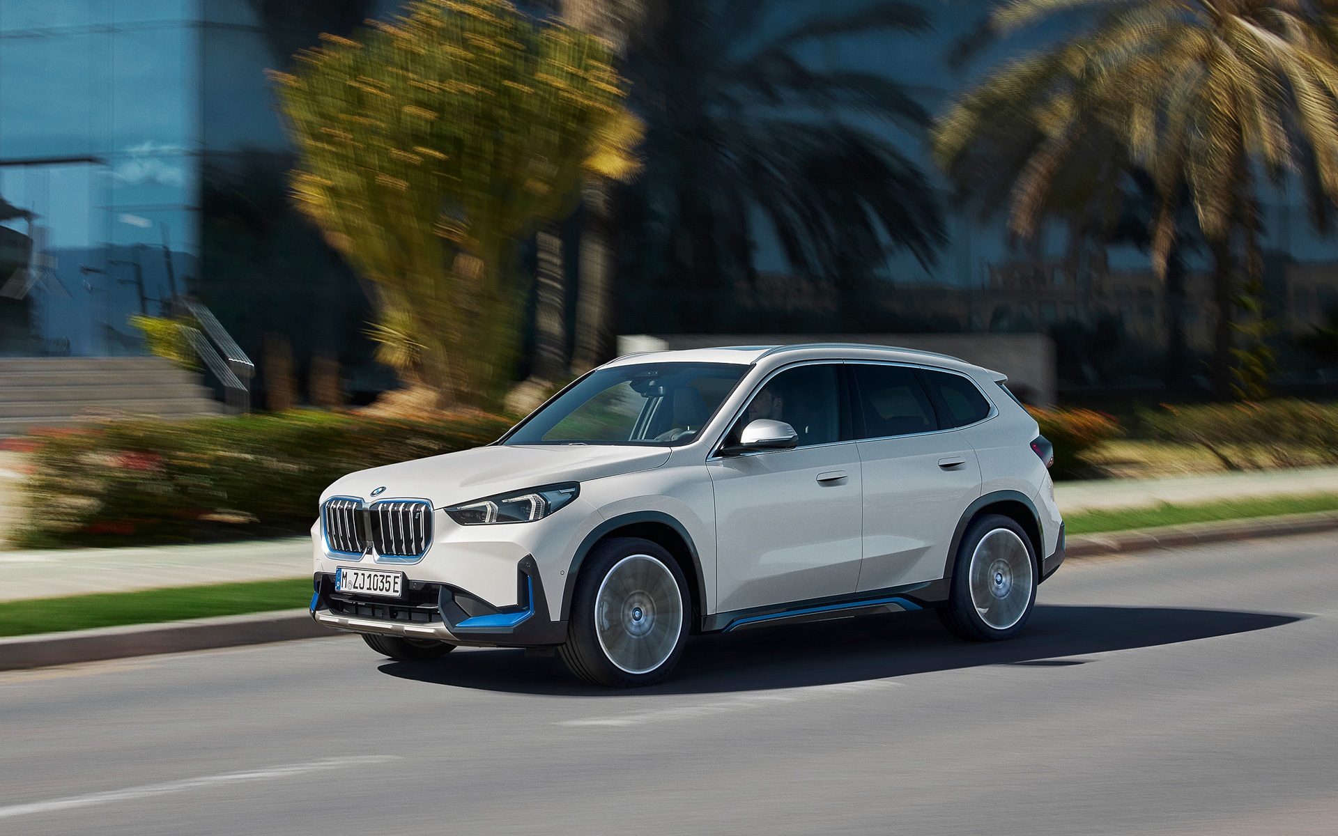 フロア下に駆動用バッテリを敷き詰めた低重心構造で安定感ある走りを実現する