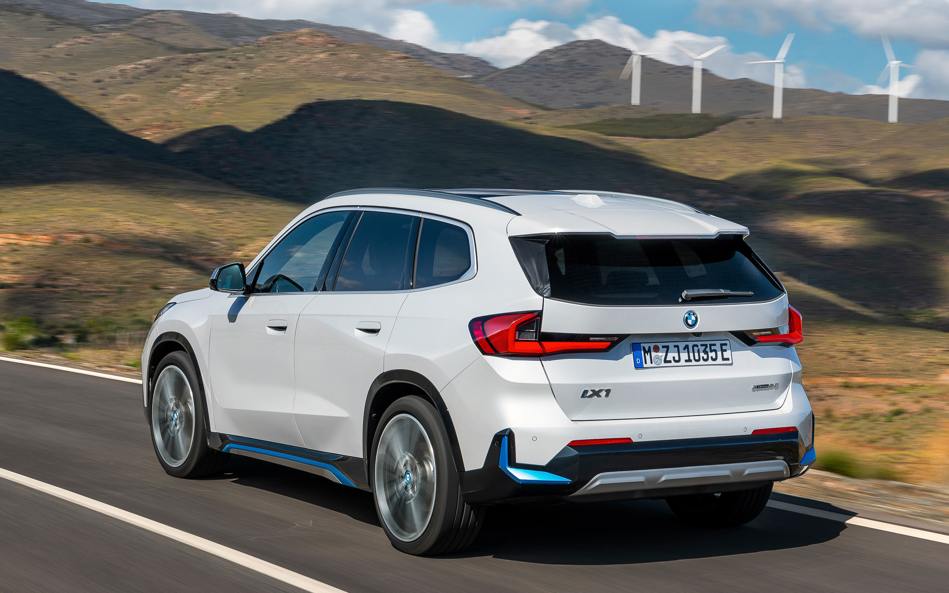 フロア下に駆動用バッテリを敷き詰めた低重心構造で安定感ある走りを実現する