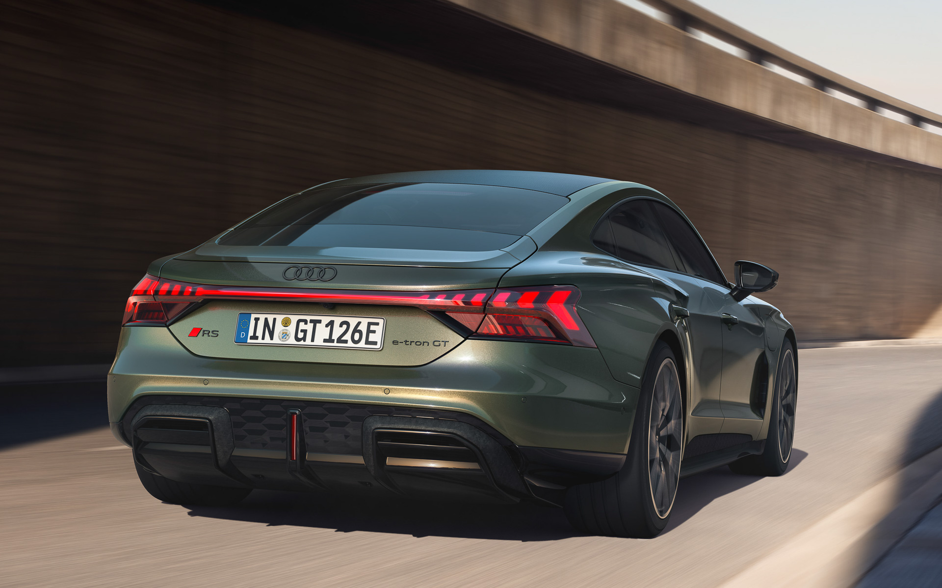 RS e-tron GT performanceは0-100km/h加速2.5秒、最高速250km/hを実現