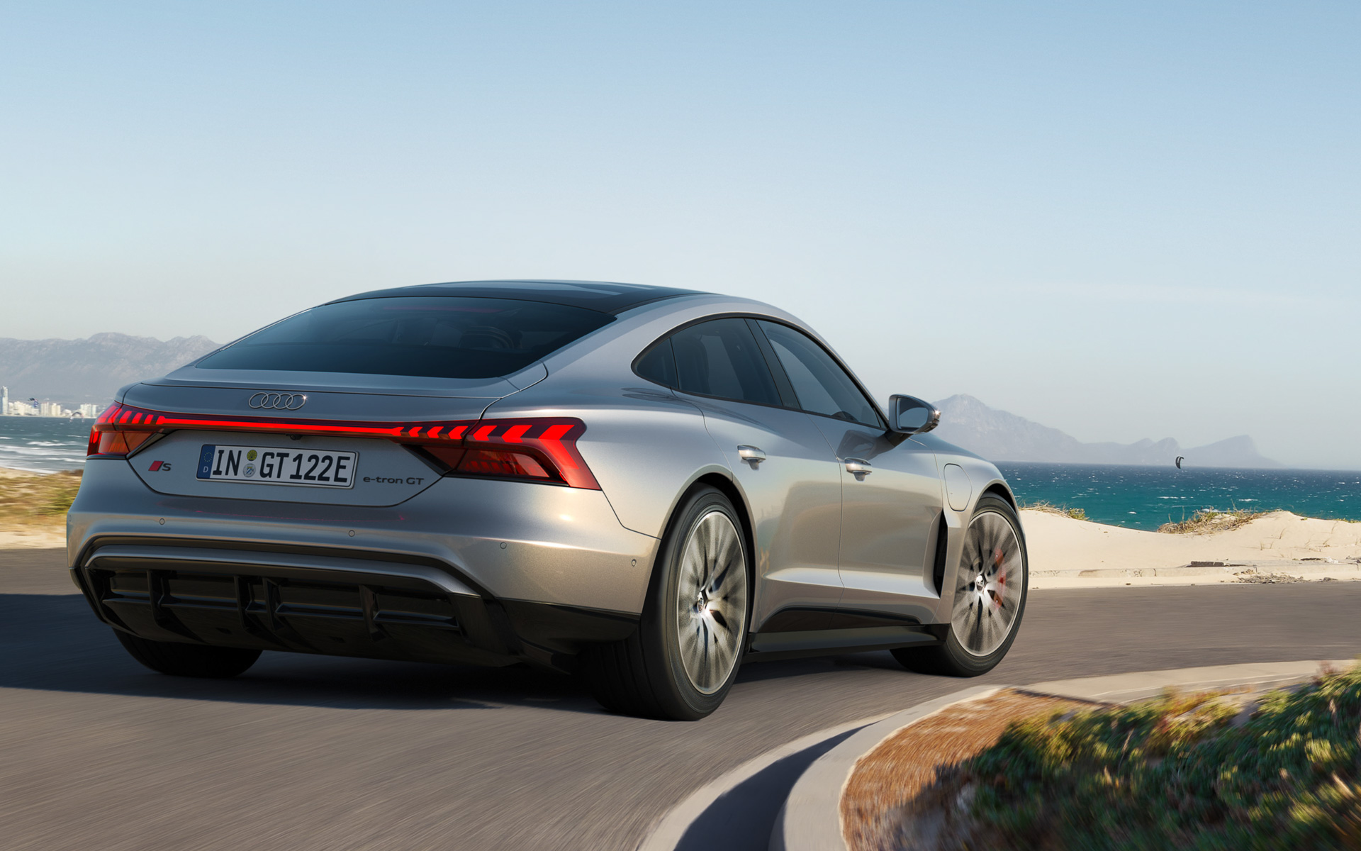 S e-tron GTは0-100km/h加速3.4秒、最高速245km/hを発揮