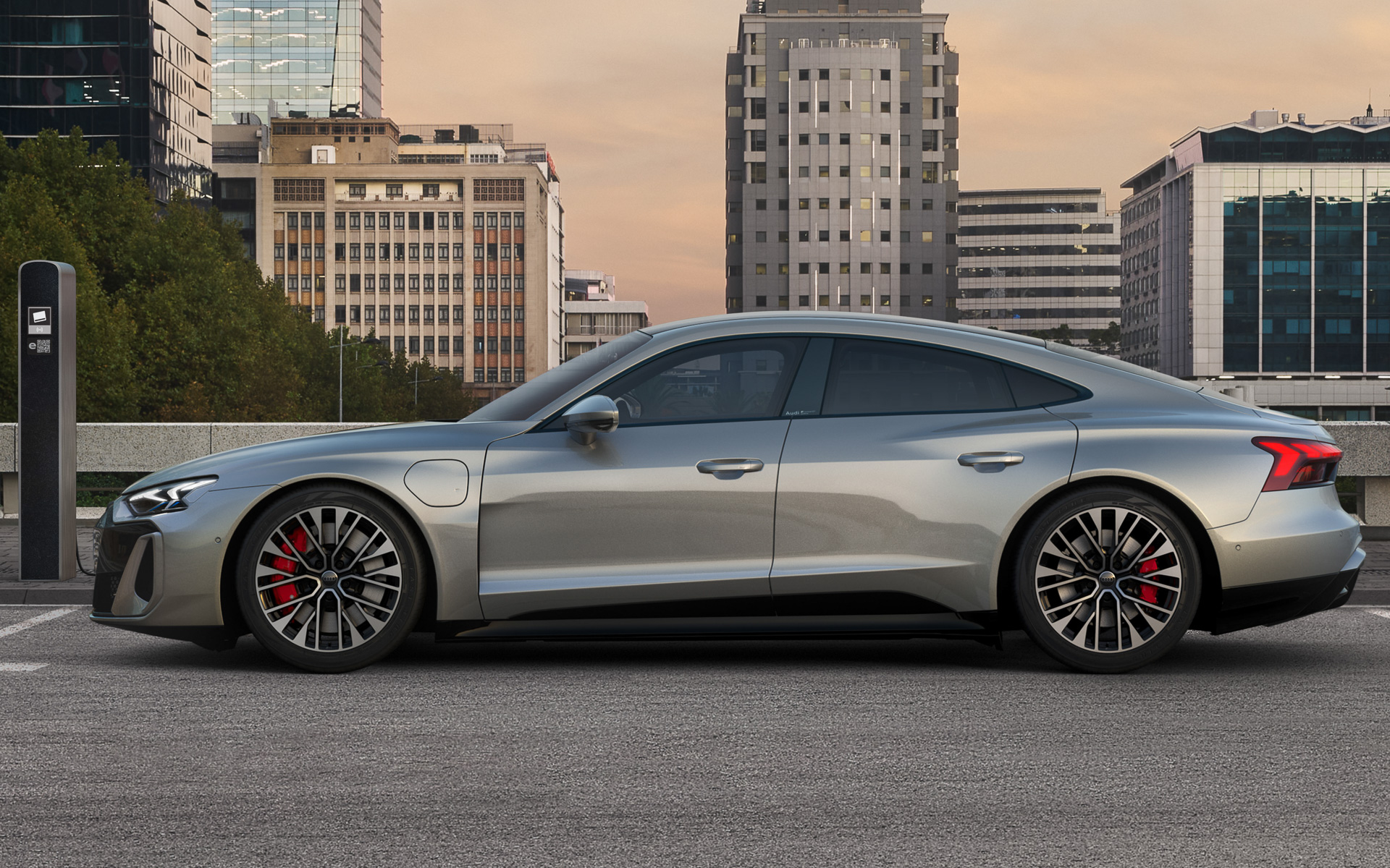 長いボンネットと低く流れるようなルーフラインで流麗なプロポーションを実現。S e-tron GTのボディサイズは5005×1965×1390mm（全長×全幅×全高）、ホイールベースは2900mm、車両重量は2330kg