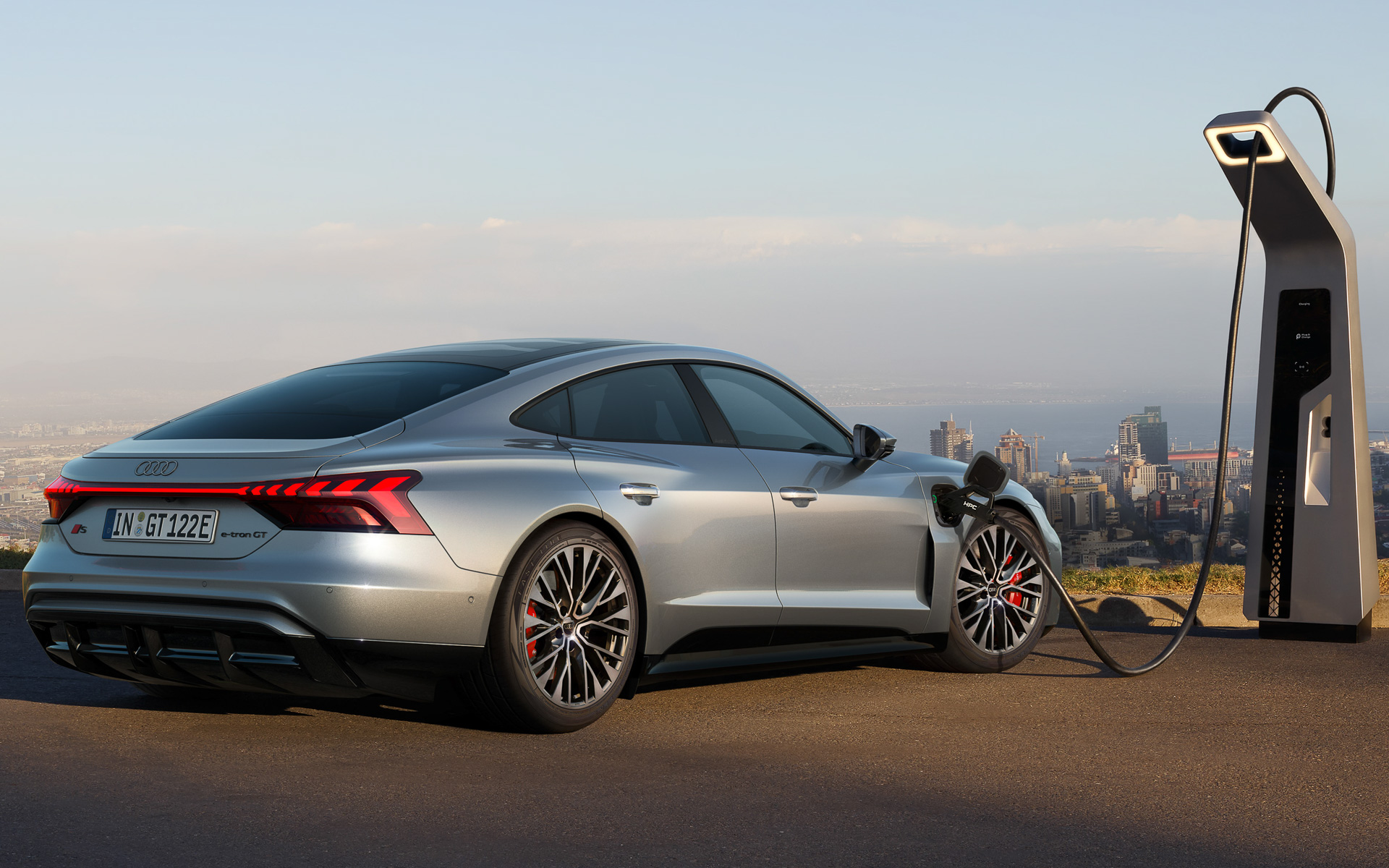 長いボンネットと低く流れるようなルーフラインで流麗なプロポーションを実現。S e-tron GTのボディサイズは5005×1965×1390mm（全長×全幅×全高）、ホイールベースは2900mm、車両重量は2330kg