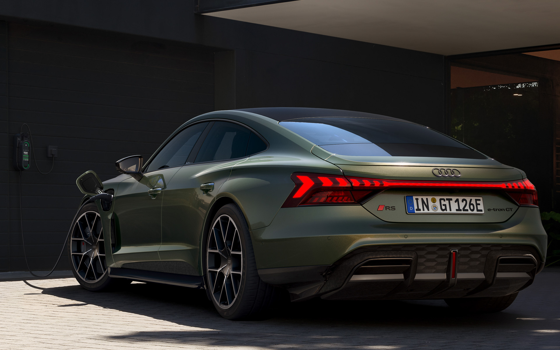 RS e-tron GT performanceのボディサイズは4995×1965×1380mm（全長×全幅×全高）、ホイールベースは2900mm、車両重量は2340kg