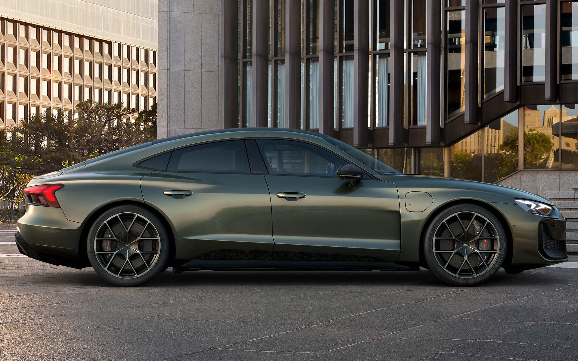 RS e-tron GT performanceのボディサイズは4995×1965×1380mm（全長×全幅×全高）、ホイールベースは2900mm、車両重量は2340kg