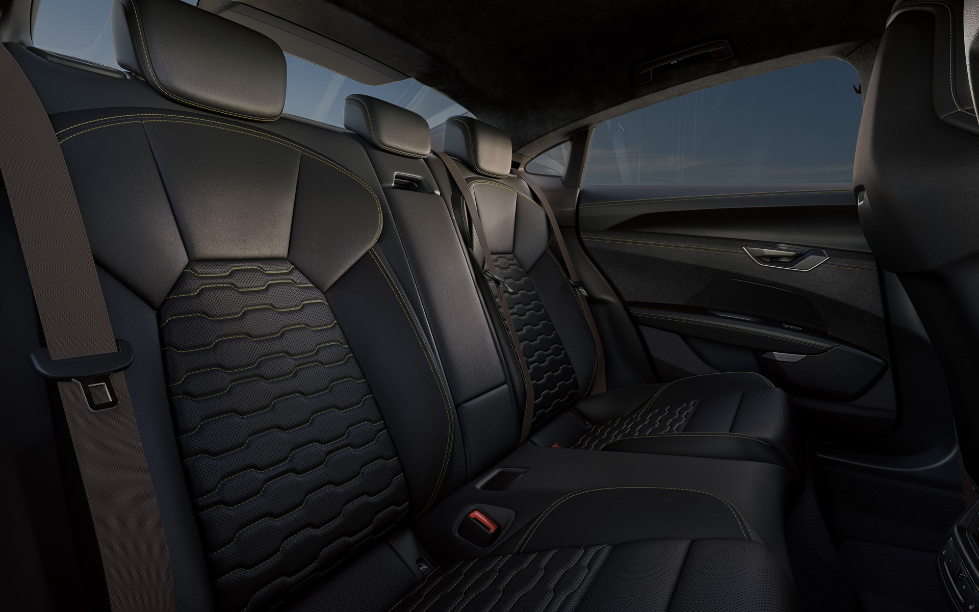 インテリア素材にリサイクル材などを多用して環境負荷を低減。RS e-tron GT performanceのステアリングには「Boostボタン」と「RSボタン」を追加