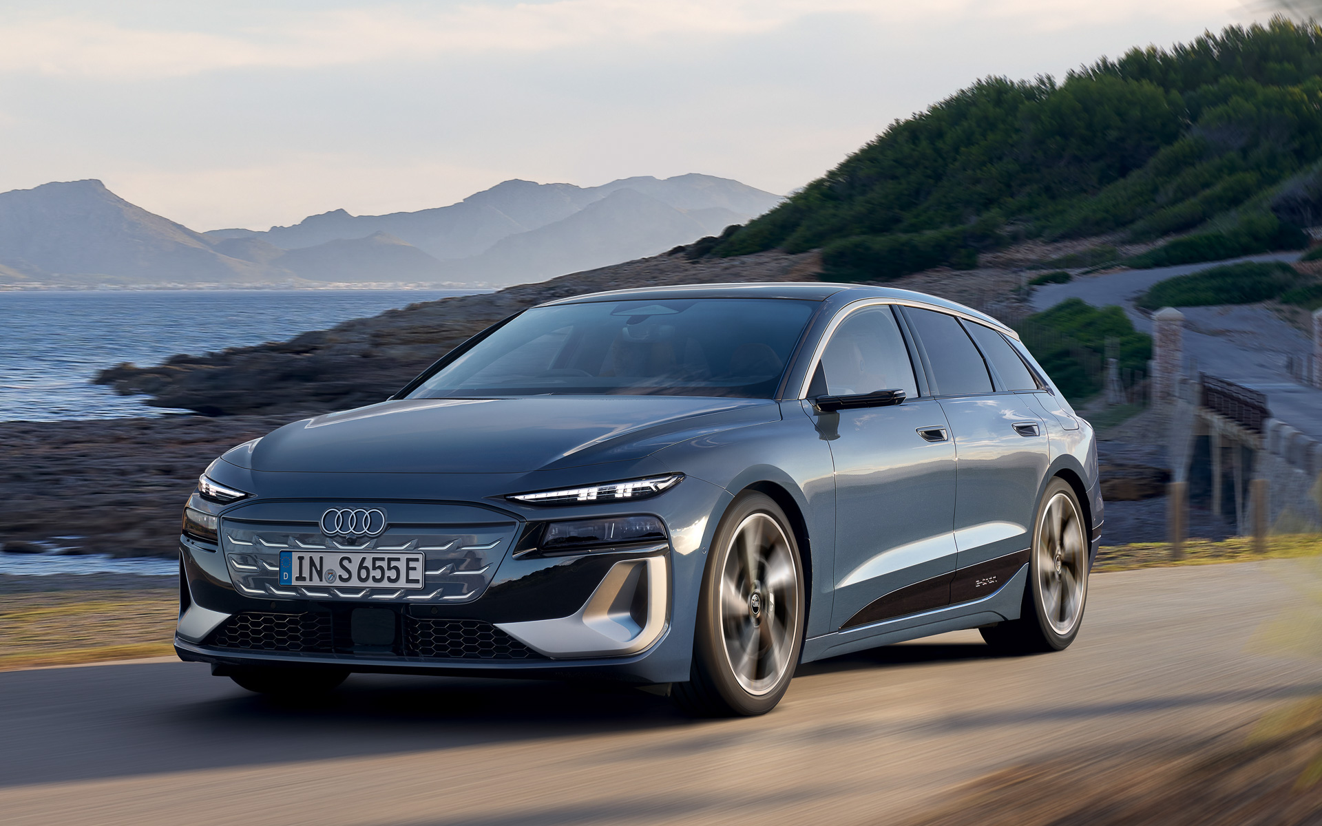 S6 Avant e-tronの0-100km/h加速は3.秒、最高速は240km/h。一充電走行距離（WLTCモード）は706km