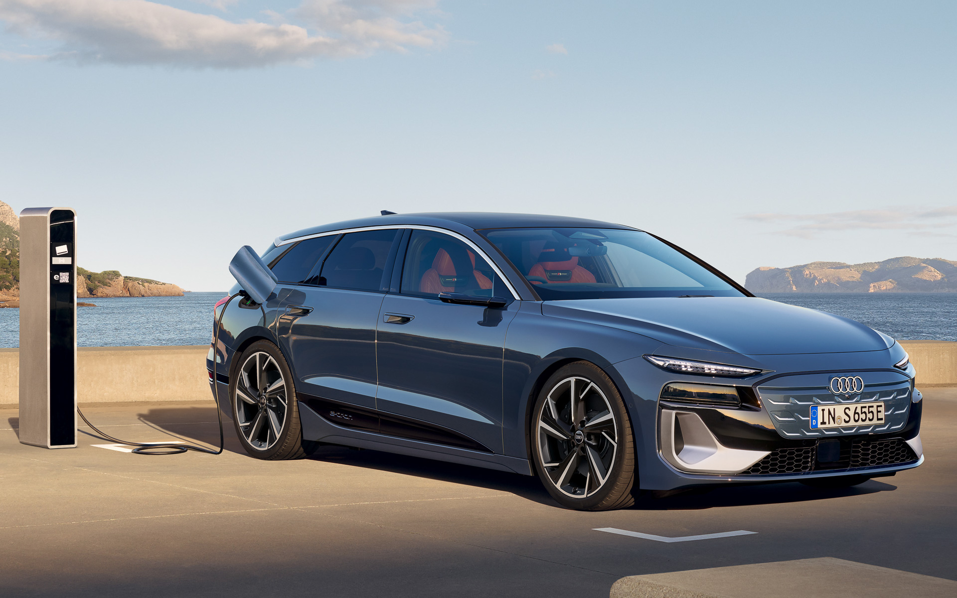 S6 Avant e-tronのボディサイズは4930×1925×1505mm（全長×全幅×全高）、ホイールベースは2950mm、車両重量は2370kg