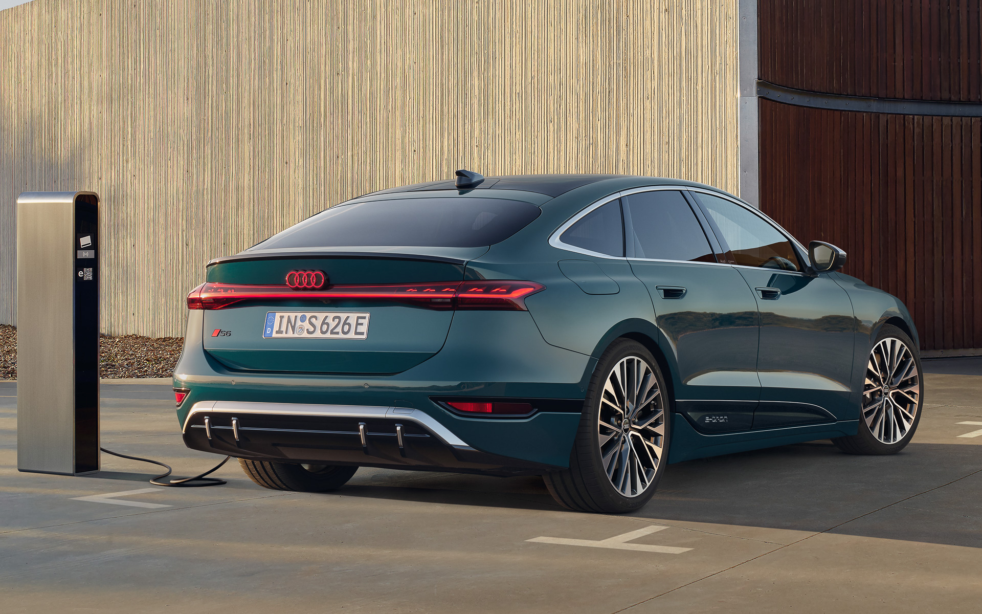 S6 Sportback e-tronのボディサイズは4930×1925×1465mm（全長×全幅×全高）、ホイールベースは2950mm、車両重量は2370kg