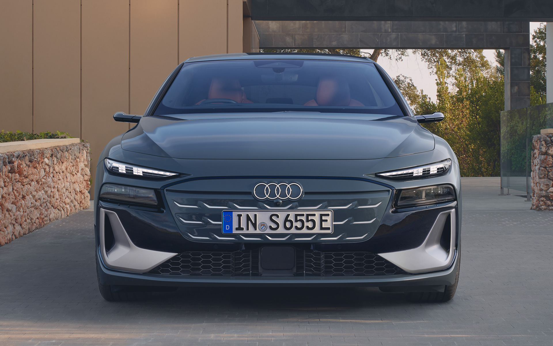 S6 e-tronでは前後バンパーにシルバー加飾を設定