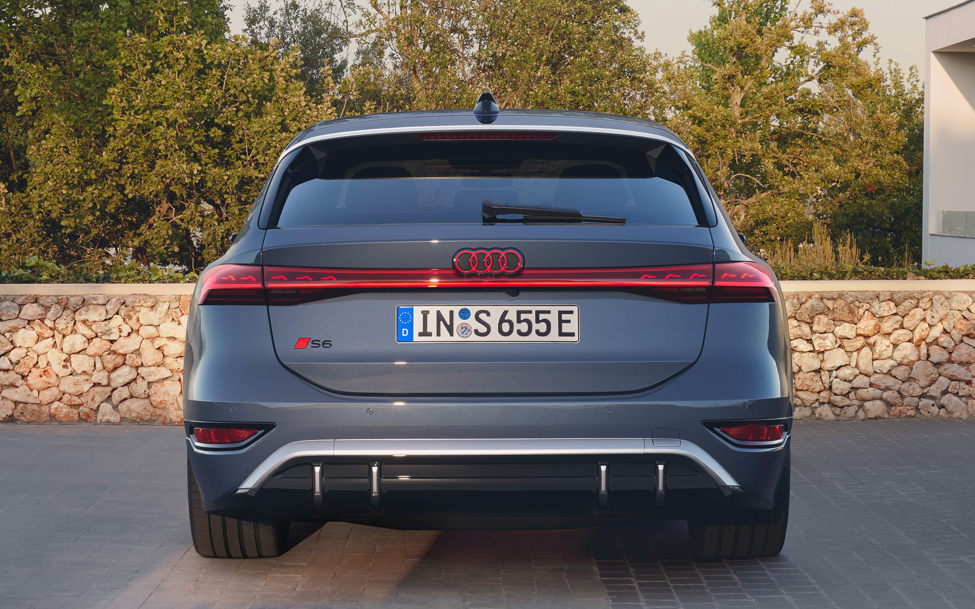 S6 e-tronでは前後バンパーにシルバー加飾を設定