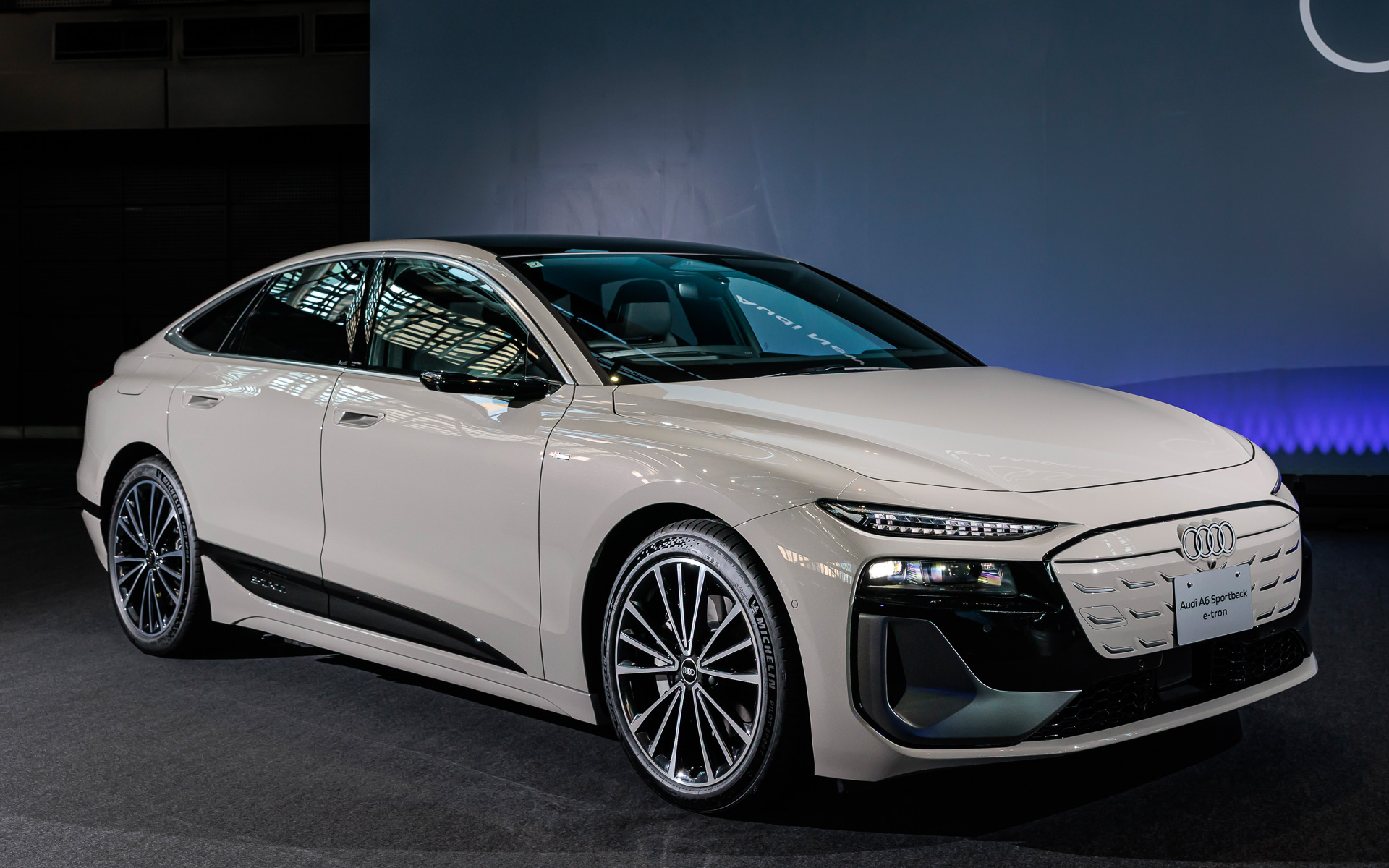 A6 Sportback e-tronのボディサイズは4930×1925×1495mm（全長×全幅×全高）、ホイールベースは2950mm、車両重量は2220kg