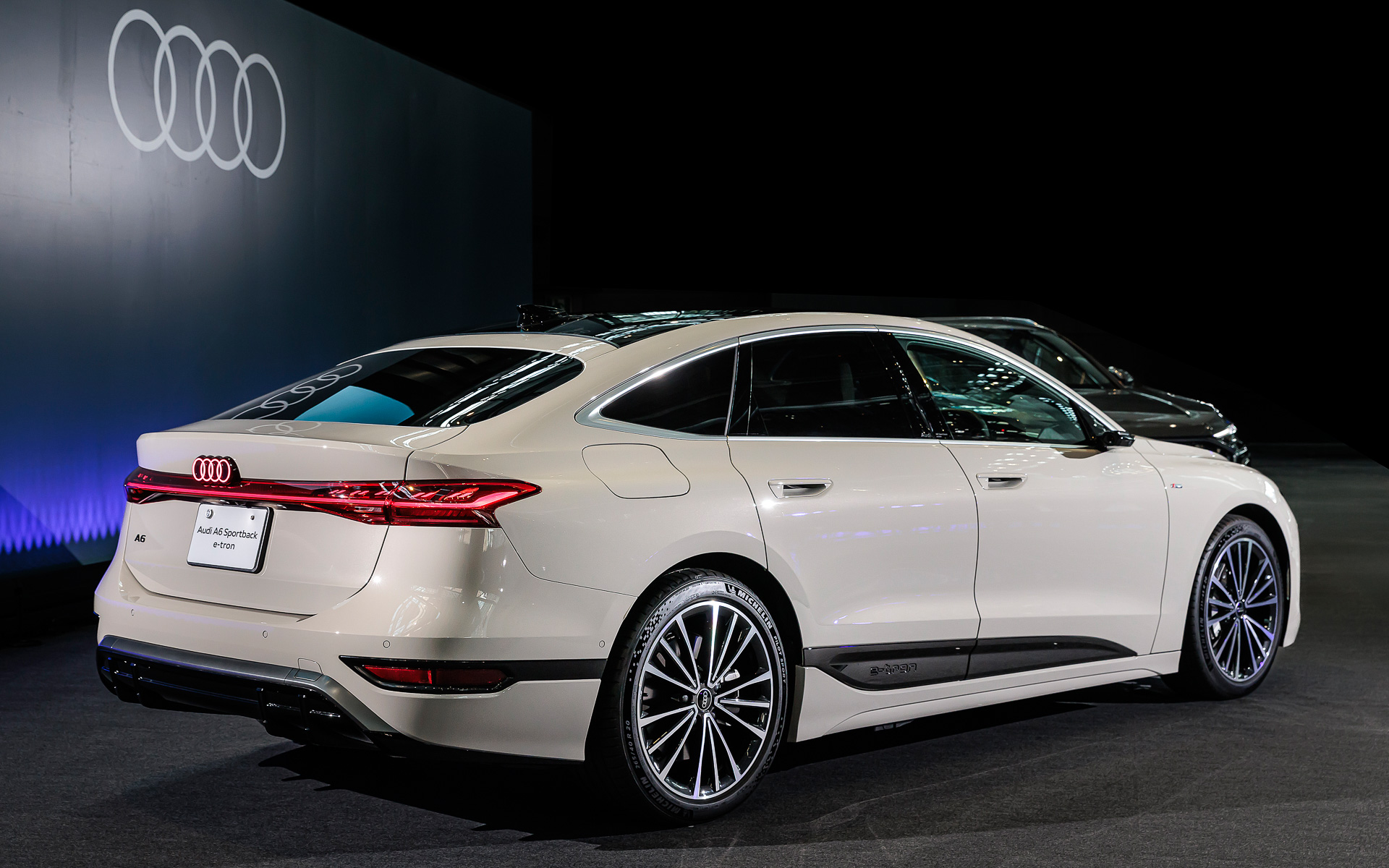 A6 Sportback e-tronのボディサイズは4930×1925×1495mm（全長×全幅×全高）、ホイールベースは2950mm、車両重量は2220kg