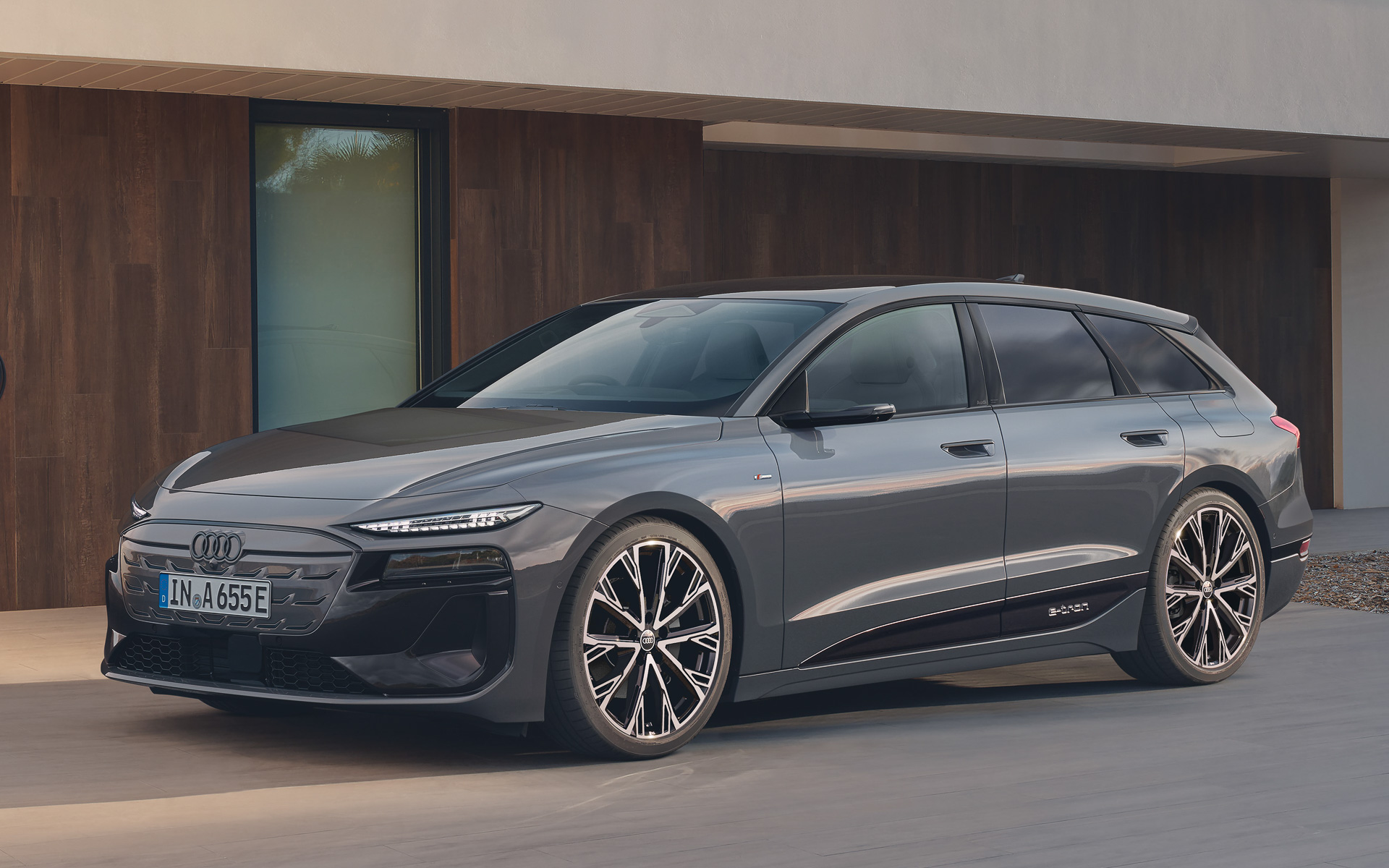 A6 Avant e-tronのボディサイズは4930×1925×1530mm（全長×全幅×全高）、ホイールベースは2950mm、車両重量は2240kg