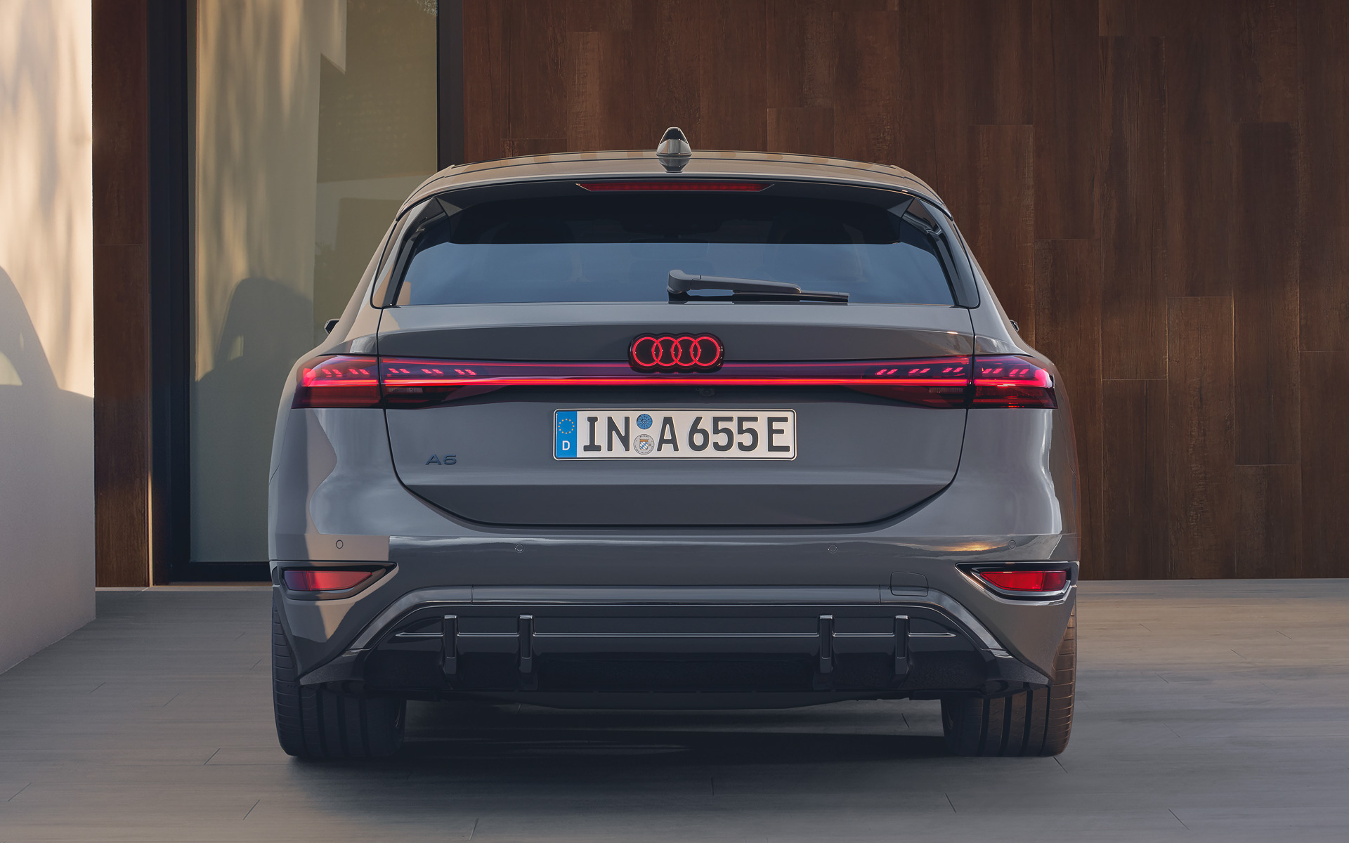 リアゲートのフォーリングスエンブレムを点灯させる「イルミネーテッドAudi rings」はS6 e-tronに標準装備、A6 e-tronではオプション設定