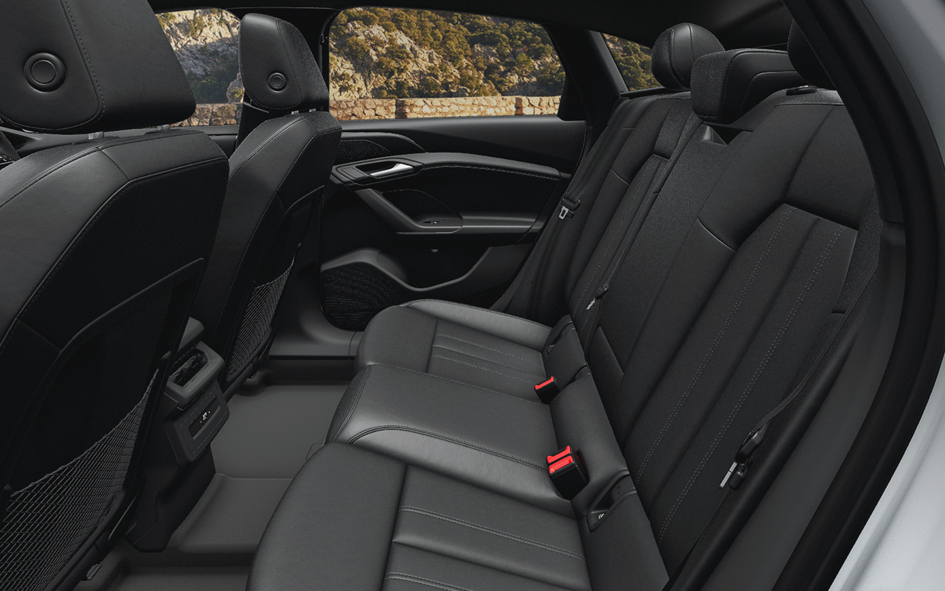 シート表皮はブラックのレザー/アーティフィシャルレザーを標準装備