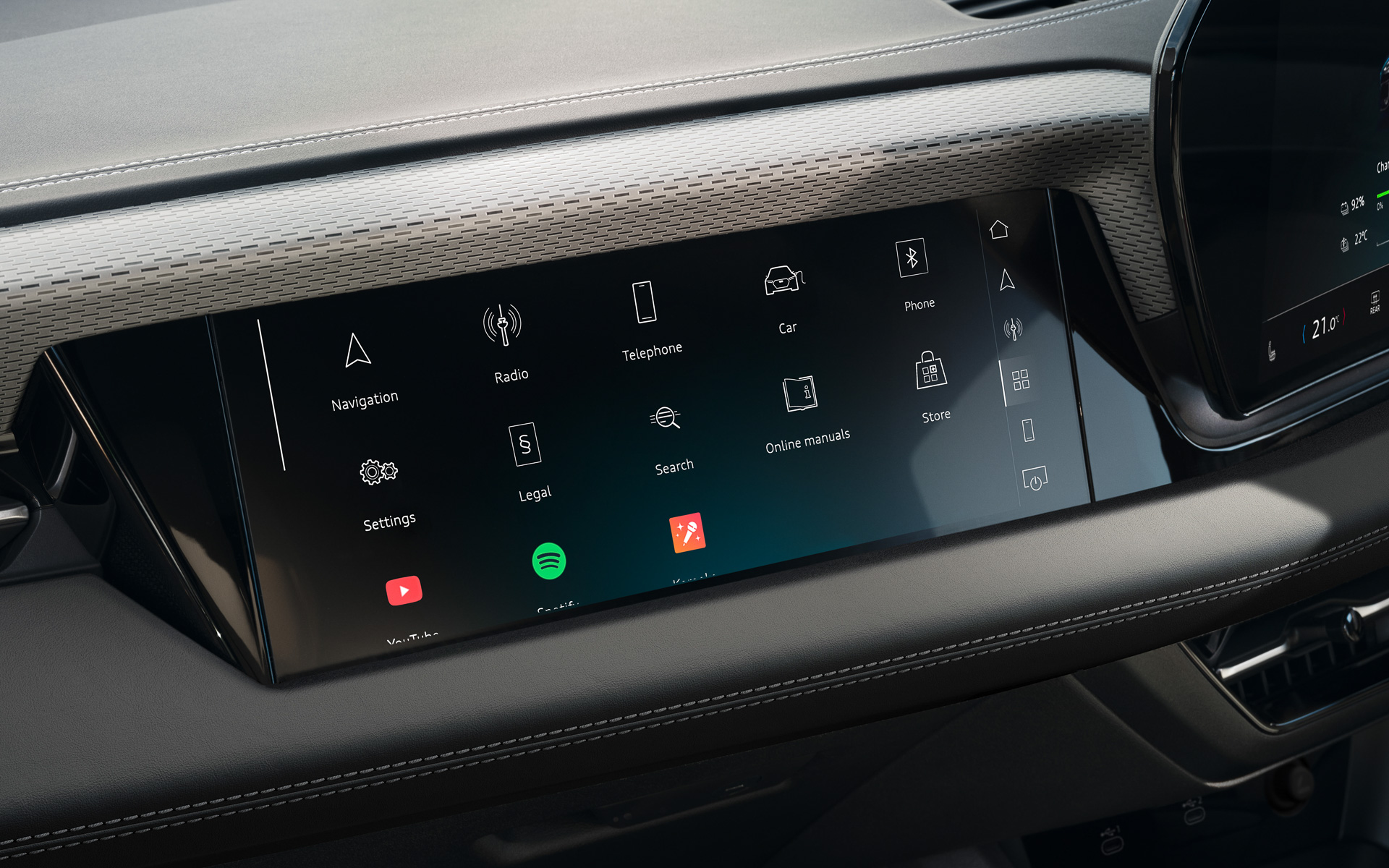 助手席用の10.9インチ「MMIフロントパッセンジャーディスプレイ」では「Android Automotive OS」を採用し、YouTubeなどのアプリも利用可能
