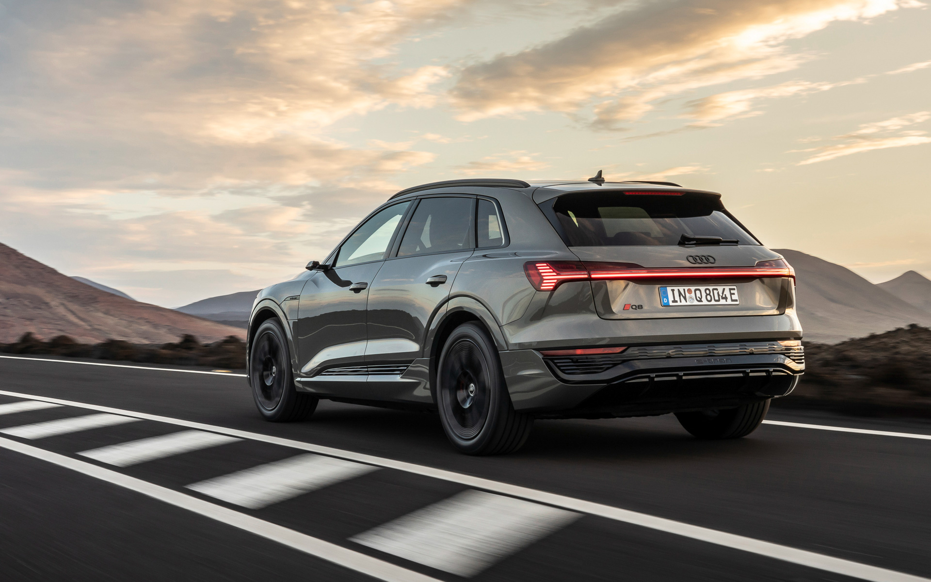 一充電走行距離は「Q8 50 e-tron」が424km、「Q8 55 e-tron」と「Q8 55 Sportback e-tron」が501km。Q8 55 Sportback e-tronで「レンジプラスパッケージ」をオプション装着すると619kmに拡大される