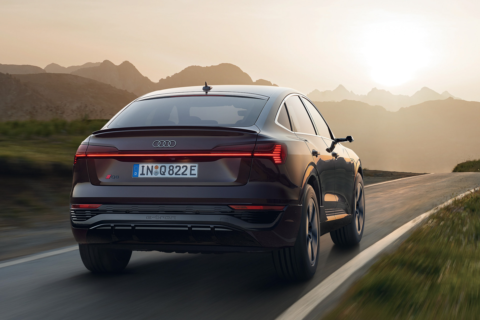 一充電走行距離は「Q8 50 e-tron」が424km、「Q8 55 e-tron」と「Q8 55 Sportback e-tron」が501km。Q8 55 Sportback e-tronで「レンジプラスパッケージ」をオプション装着すると619kmに拡大される