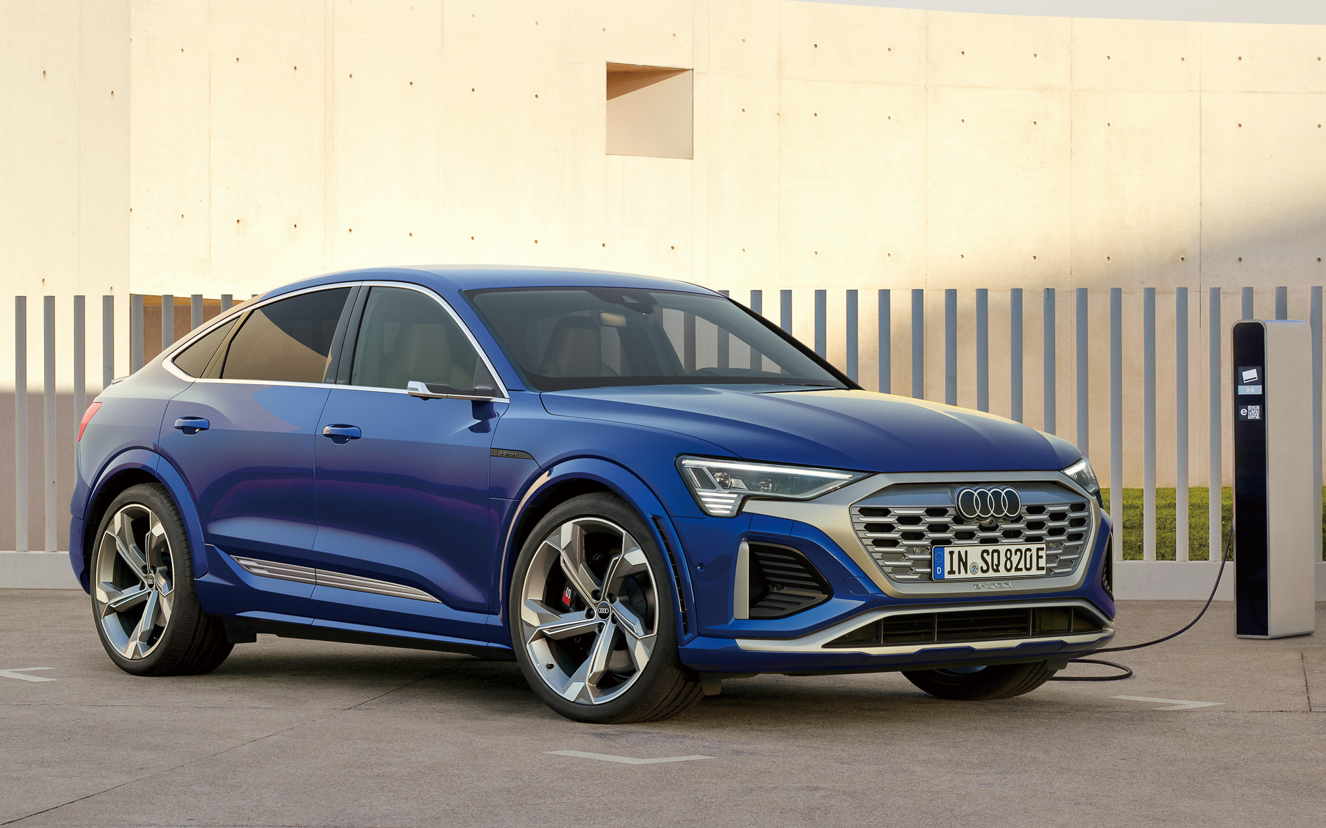 走行性能を磨き上げたSシリーズ「SQ8 Sportback e-tron」。フロント1基、リア2基で計3基のモーターを搭載し、コーナーリング時に後輪左右のトルクを変えて旋回性能を向上させる「電動トルクベクタリング機構」も採用