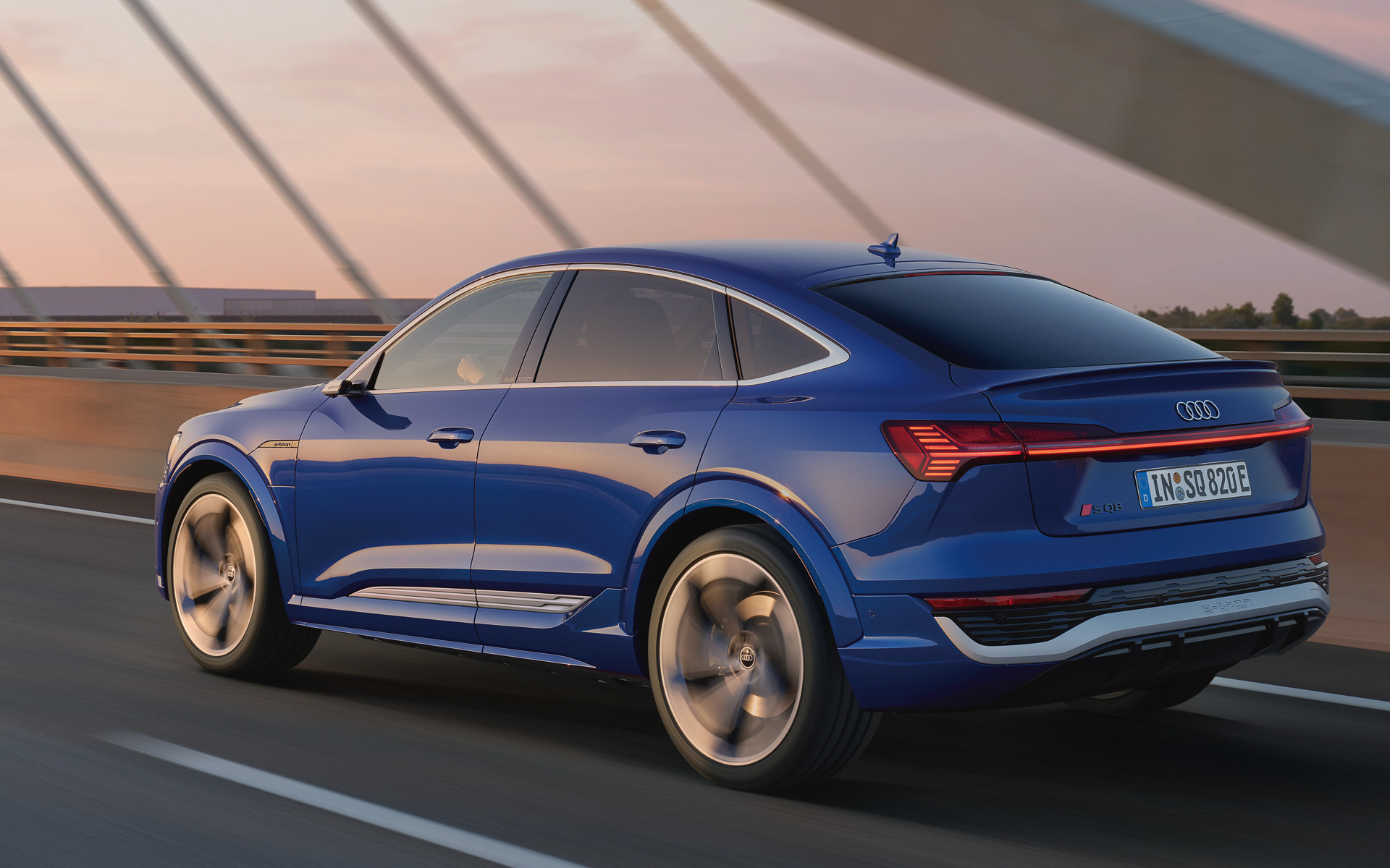 走行性能を磨き上げたSシリーズ「SQ8 Sportback e-tron」。フロント1基、リア2基で計3基のモーターを搭載し、コーナーリング時に後輪左右のトルクを変えて旋回性能を向上させる「電動トルクベクタリング機構」も採用