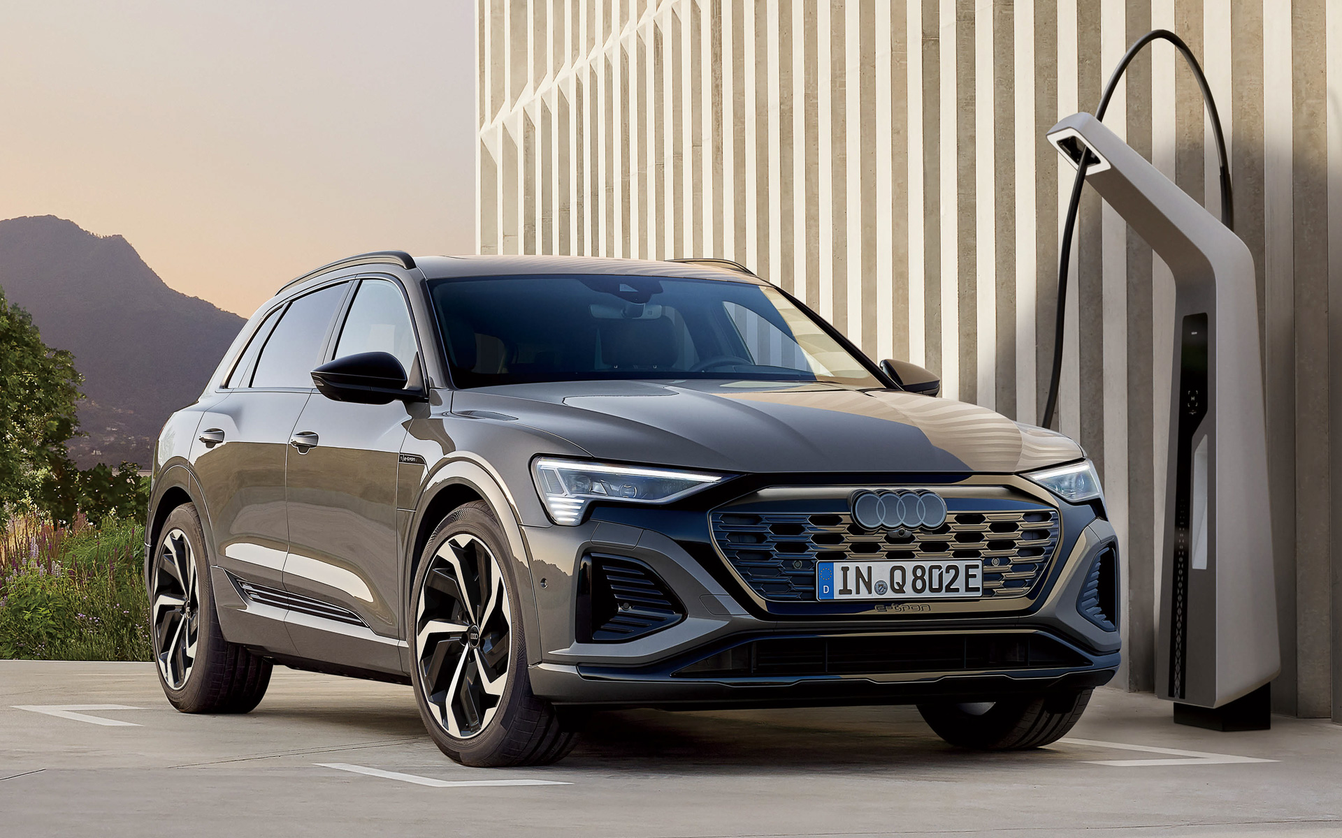 Q8 e-tronのボディサイズは4915×1935×1635mm（全長×全幅×全高）、ホイールベースは2930mm、車両重量は2600kg