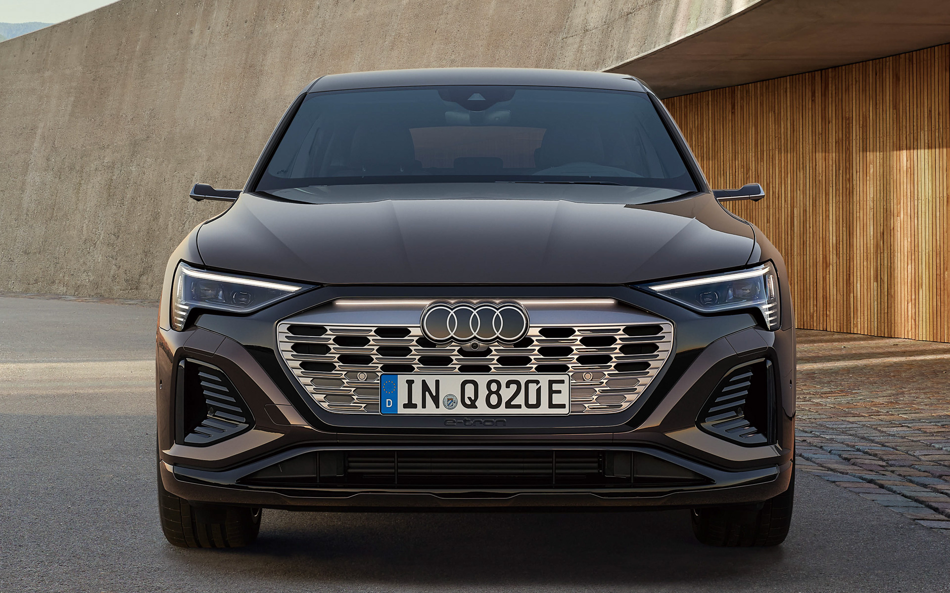 Q8 e-tronとQ8 Sportback e-tronではシングルフレームグリルをブラックのマスクで囲む新しいフロントデザインを採用
