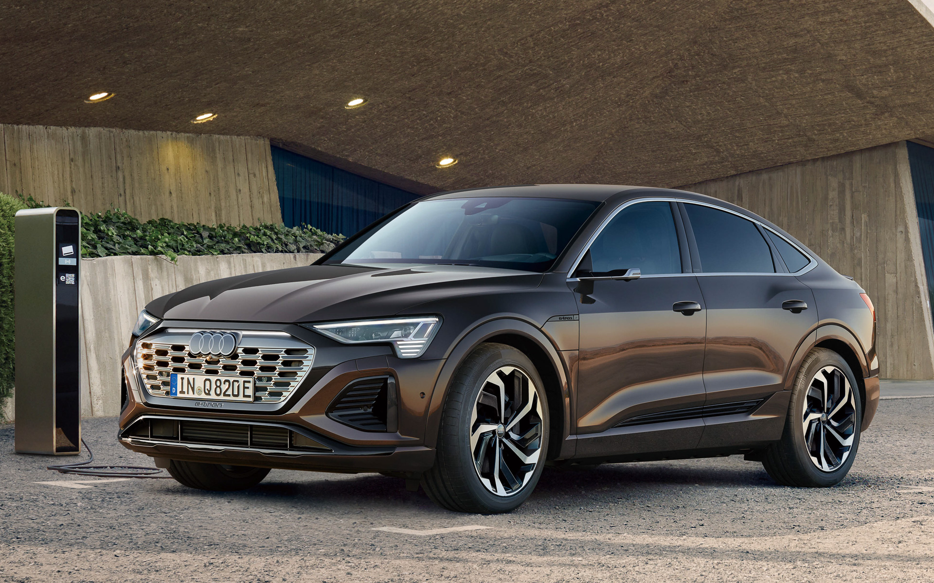 Q8 Sportback e-tronのボディサイズは4915×1935×1620mm（全長×全幅×全高）、ホイールベースは2930mm、車両重量は2600kg