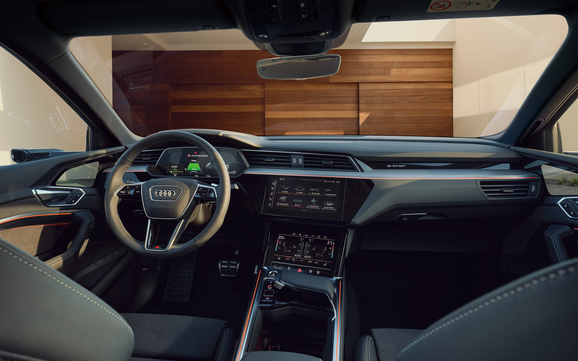 インテリアは水平基調のインパネやフロントシートを取り囲むよう設計した「ラップラウンドデザイン」となっている