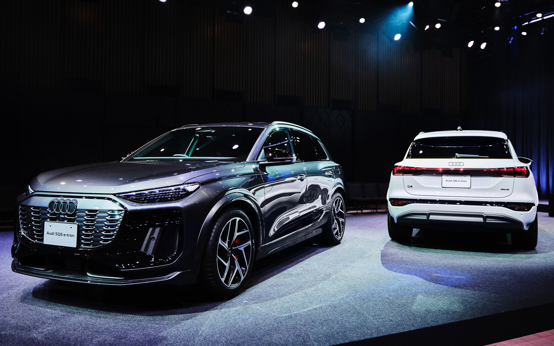 アウディ「SQ6 e-tron」（左）と「Q6 e-tron」（右）