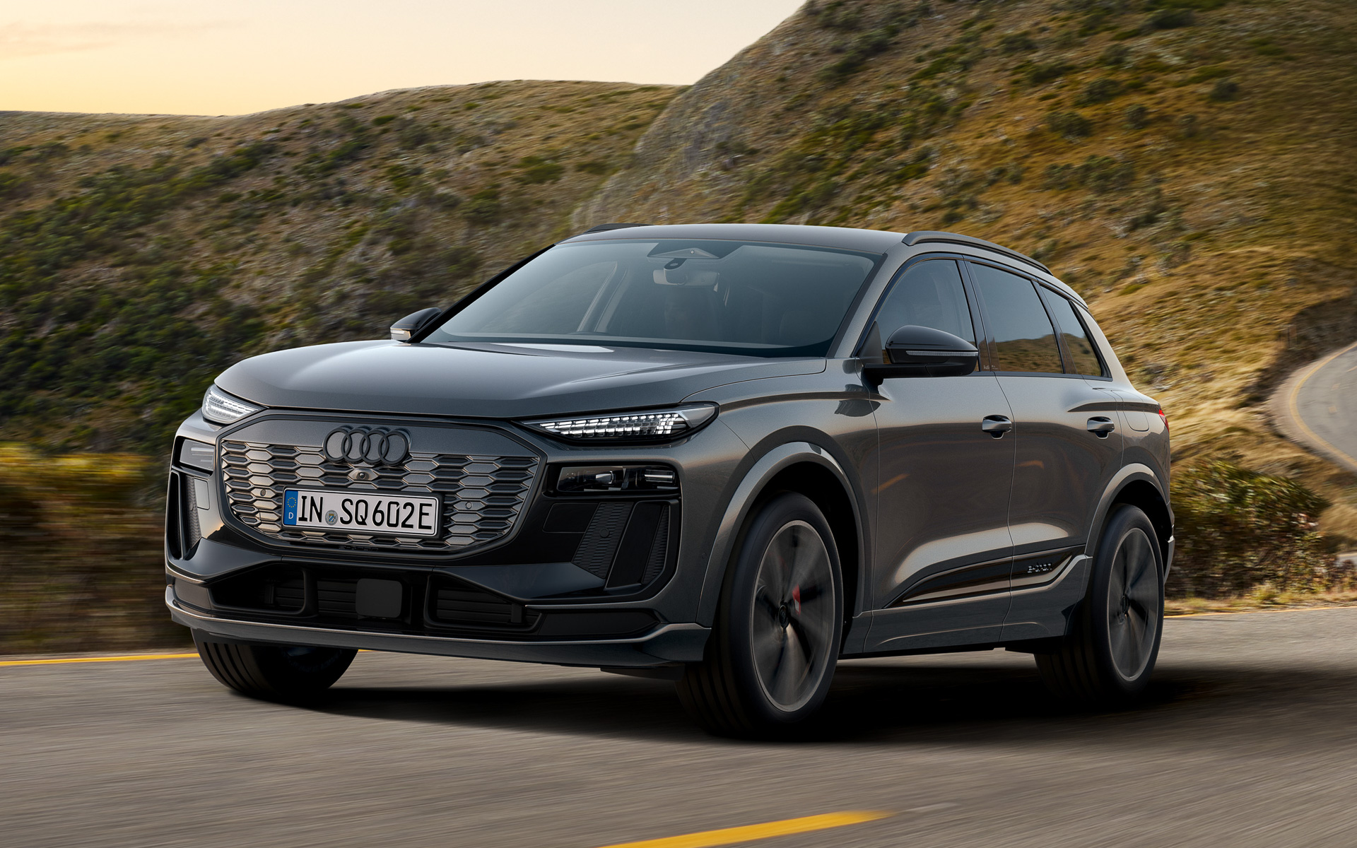 SQ6 e-tronは前後2つのモーターでシステム最高出力360kW（ローンチコントロール使用時は380kW）を発生。0-100km/h加速は4.3秒（ローンチコントロール使用時）で最高速は230km/h