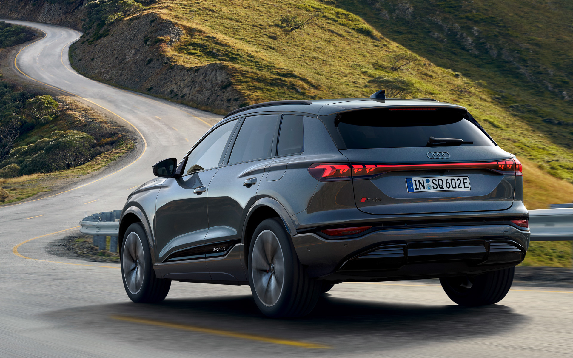 SQ6 e-tronは前後2つのモーターでシステム最高出力360kW（ローンチコントロール使用時は380kW）を発生。0-100km/h加速は4.3秒（ローンチコントロール使用時）で最高速は230km/h