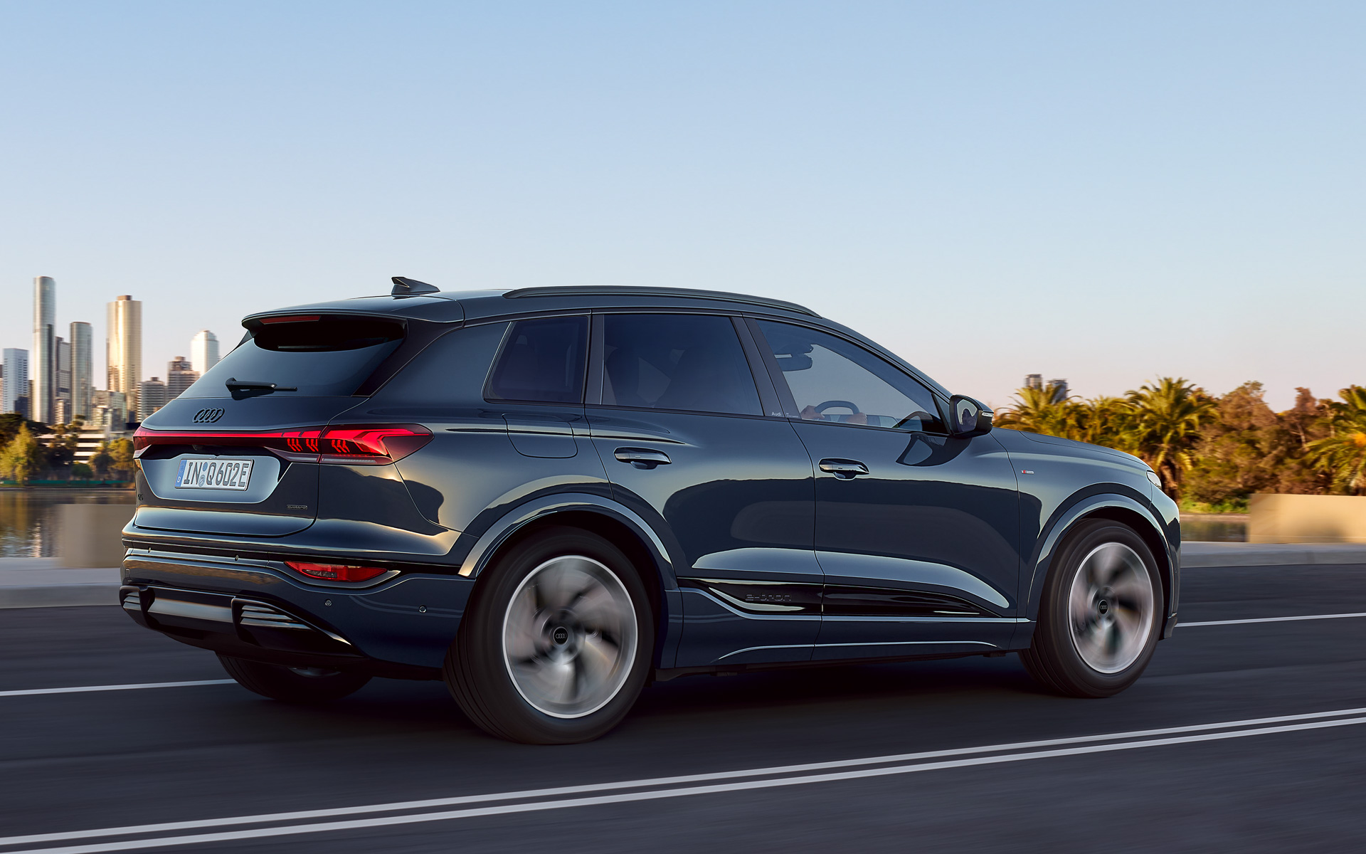 新設計のフロントアクスルと精密なトルク配分で俊敏かつ安定した走行性能を実現