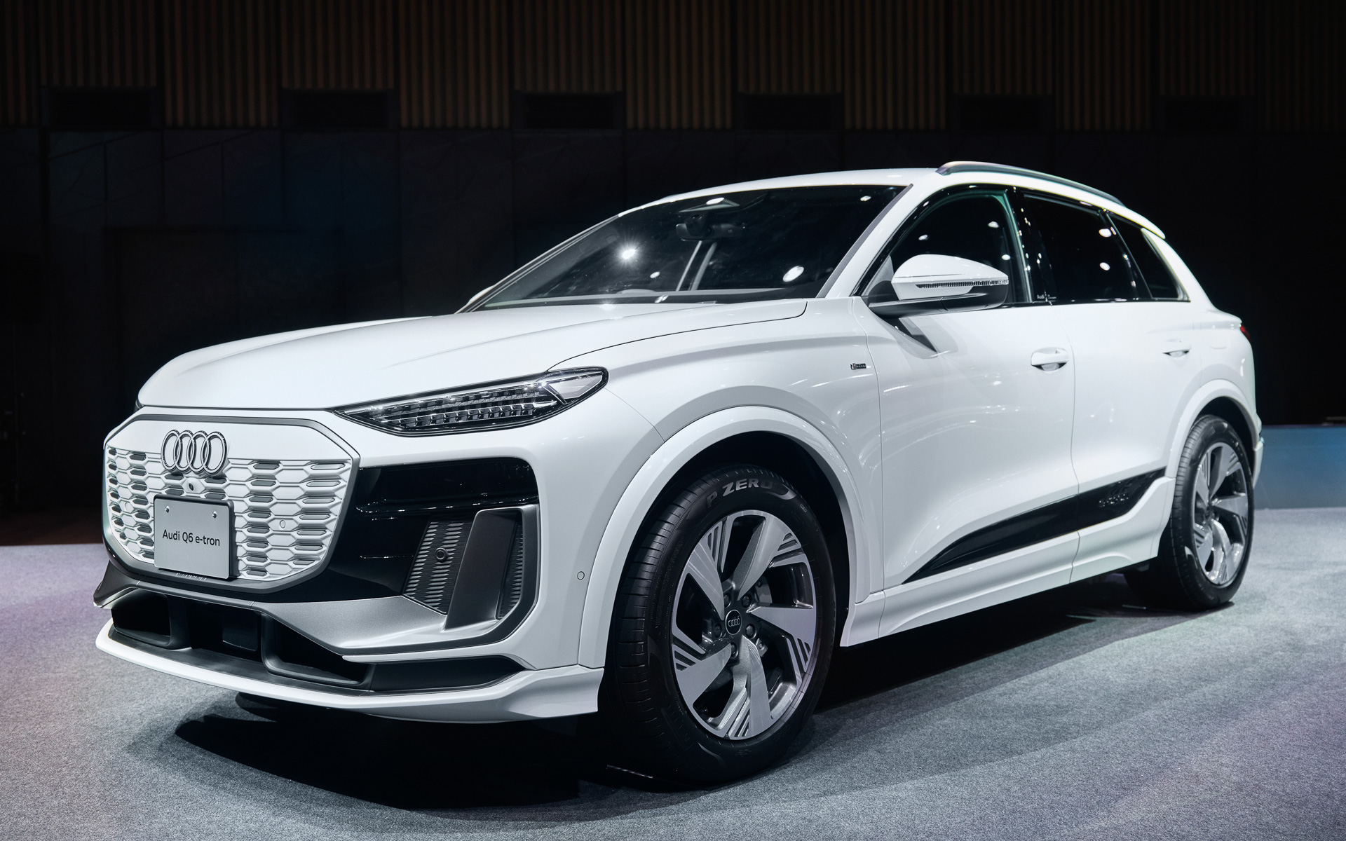 Q6 e-tronのボディサイズは4770×1940×1695mm（全長×全幅×全高）、ホイールベースは2895mm、車両重量は2200kg