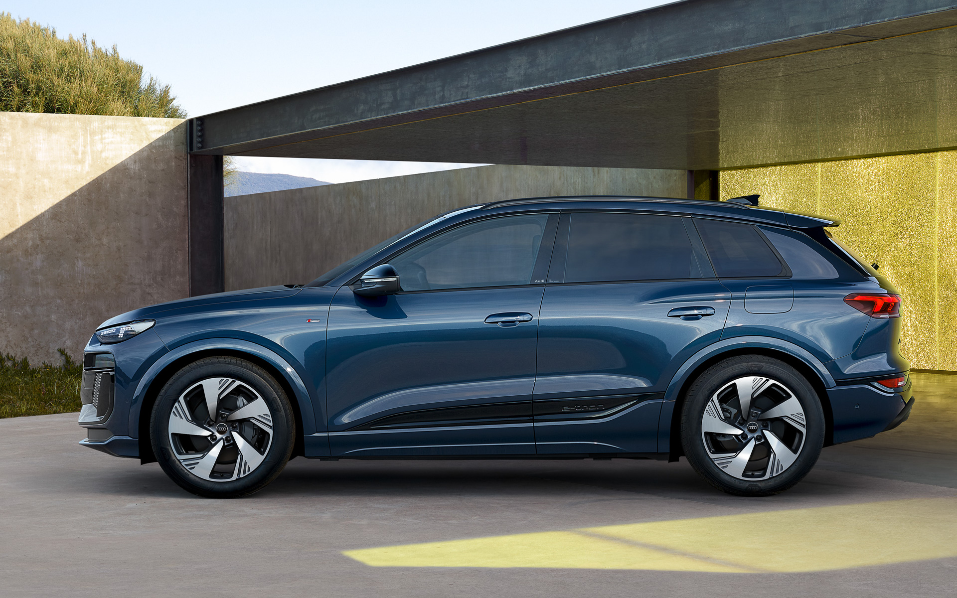 Q6 e-tronのボディサイズは4770×1940×1695mm（全長×全幅×全高）、ホイールベースは2895mm、車両重量は2200kg