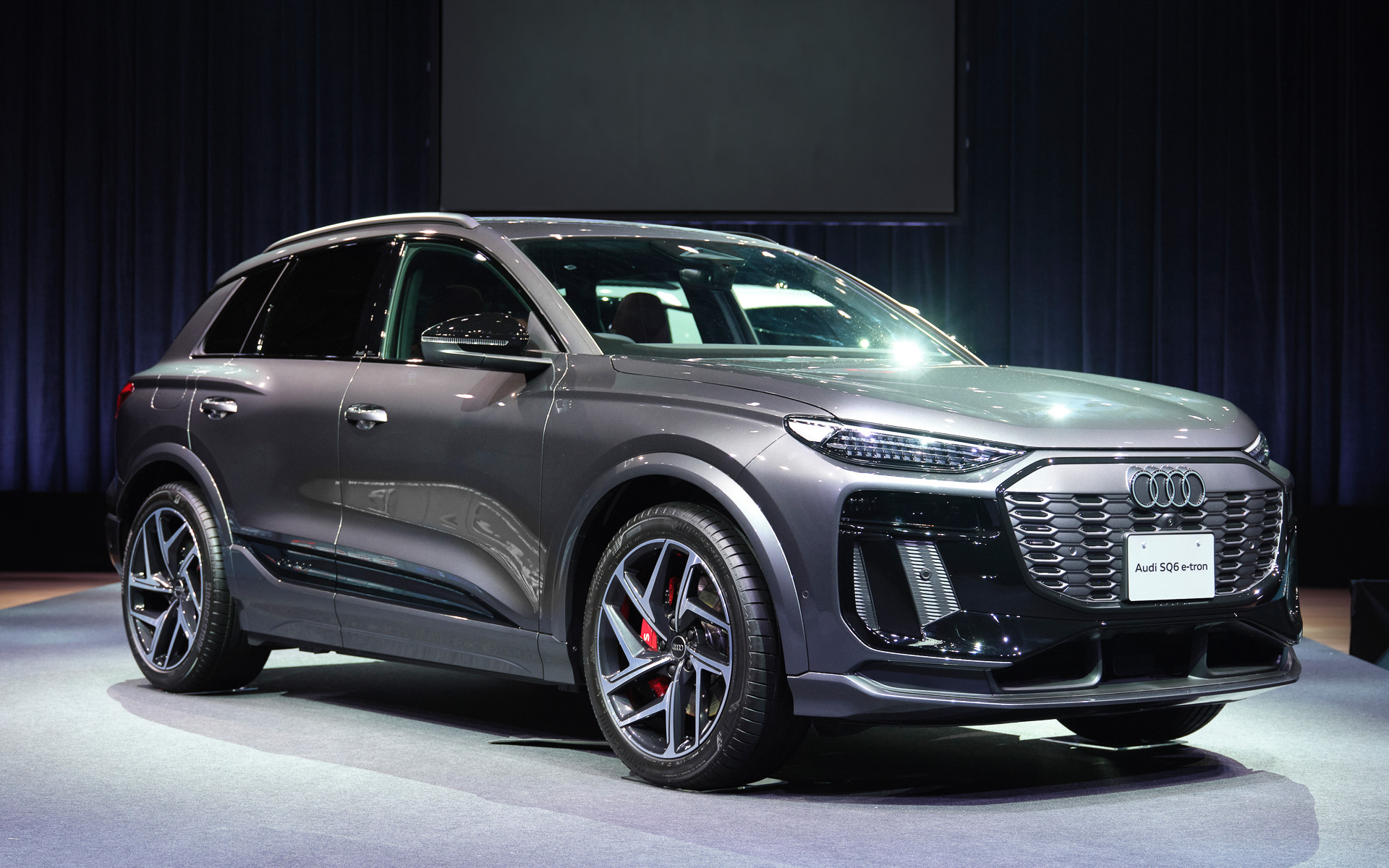 SQ6 e-tronのボディサイズは4770×1965×1670mm（全長×全幅×全高）、ホイールベースは2895mm、車両重量は2420kg