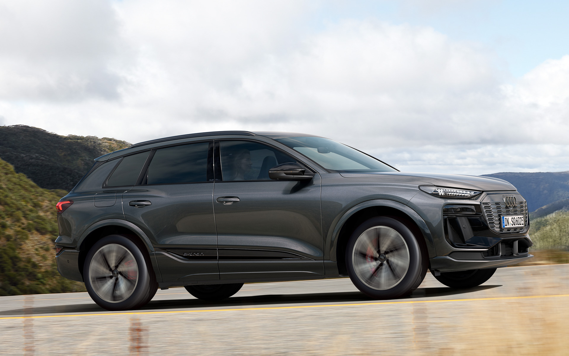 SQ6 e-tronのボディサイズは4770×1965×1670mm（全長×全幅×全高）、ホイールベースは2895mm、車両重量は2420kg