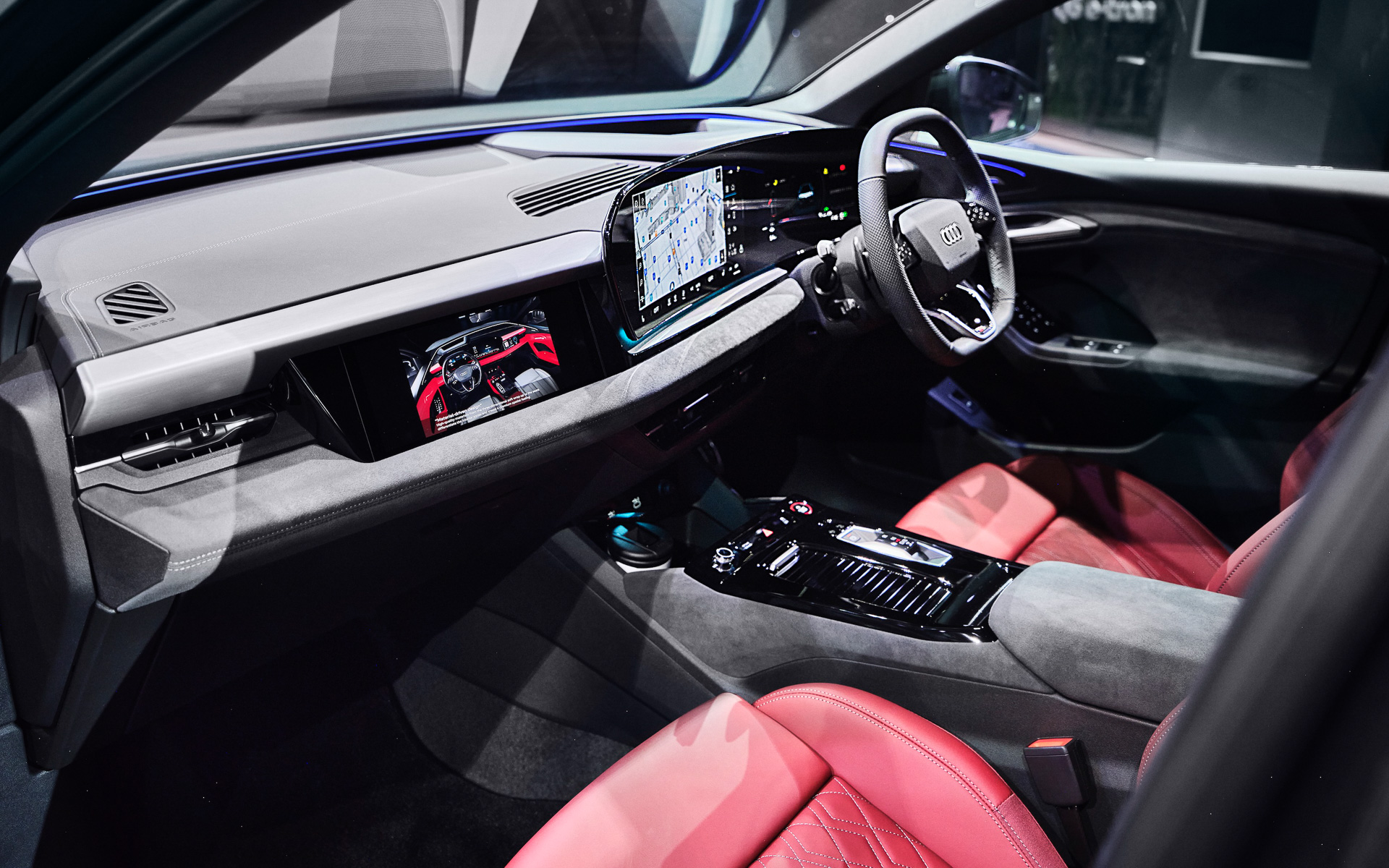 SQ6 e-tronのインテリア。アラスレッドのファインナッパレザーシートは専用オプションとなっている