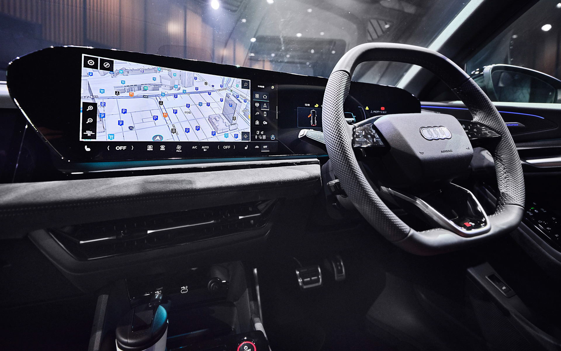 ドライバー前方からセンターコンソールまで続く「MMIパノラマディスプレイ」を標準装備