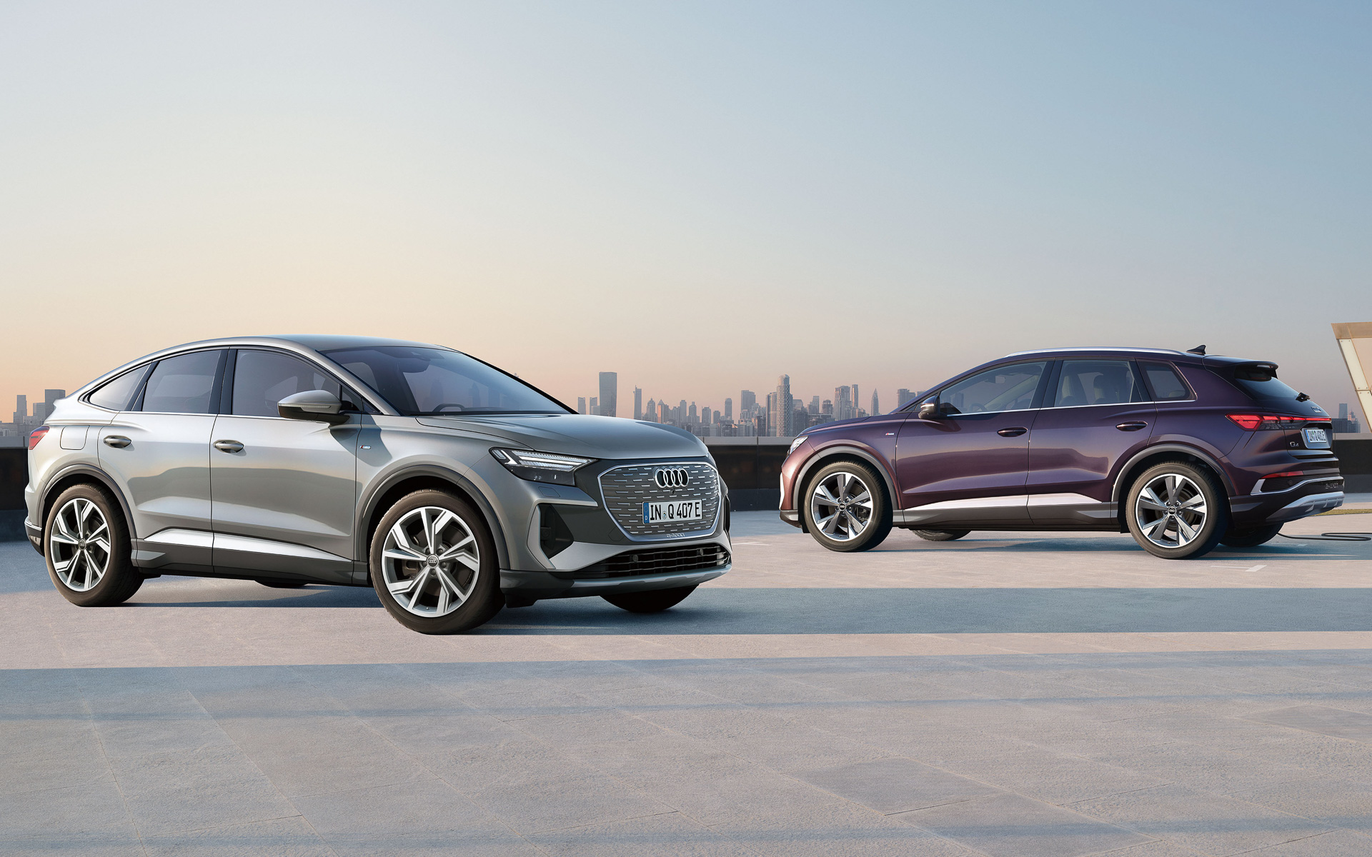 アウディ「Q4 Sportback e-tron」（左）と「Q4 e-tron」（右）