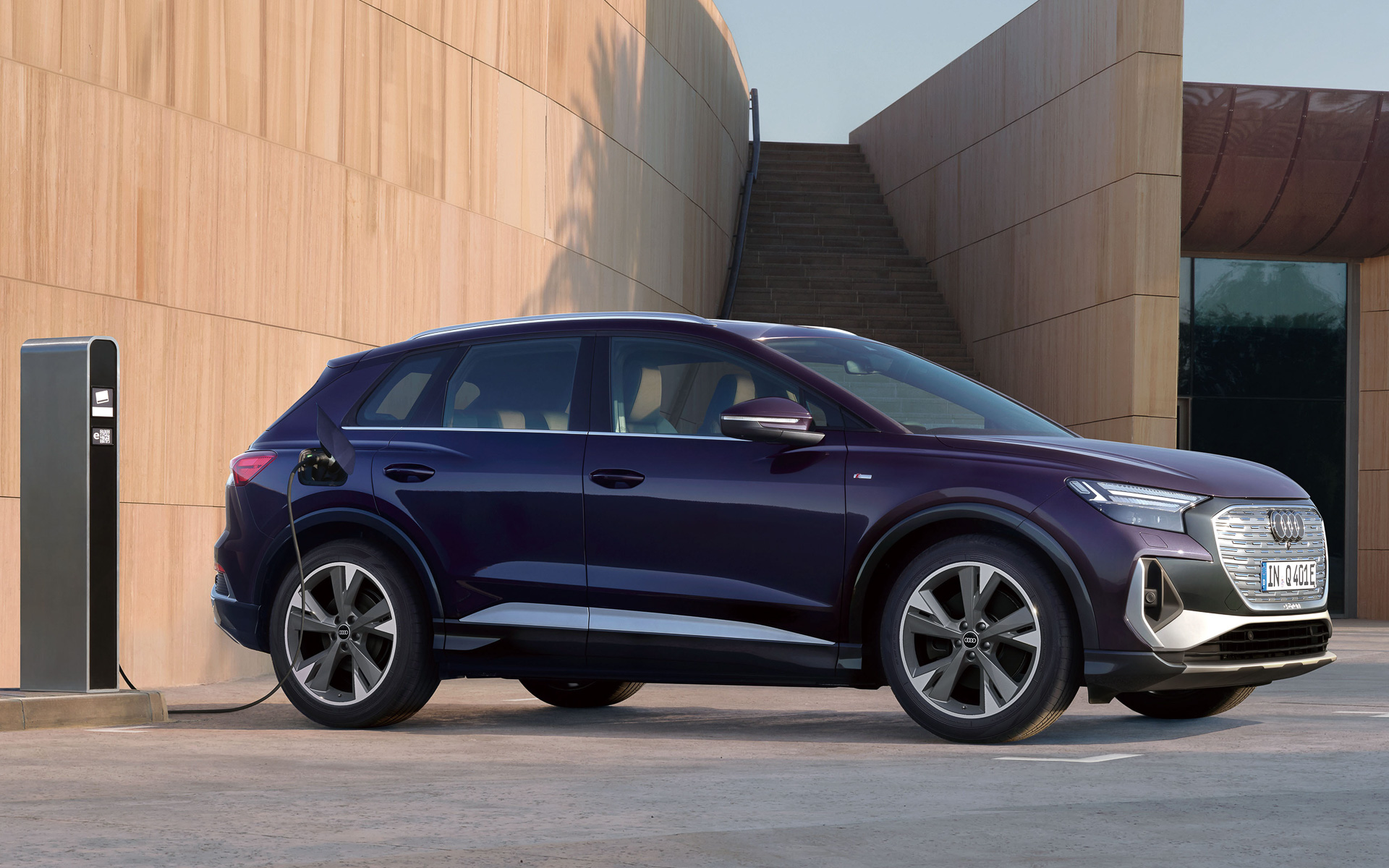力強い存在感とより広々した収納スペースを備えるハッチバックのQ4 e-tron