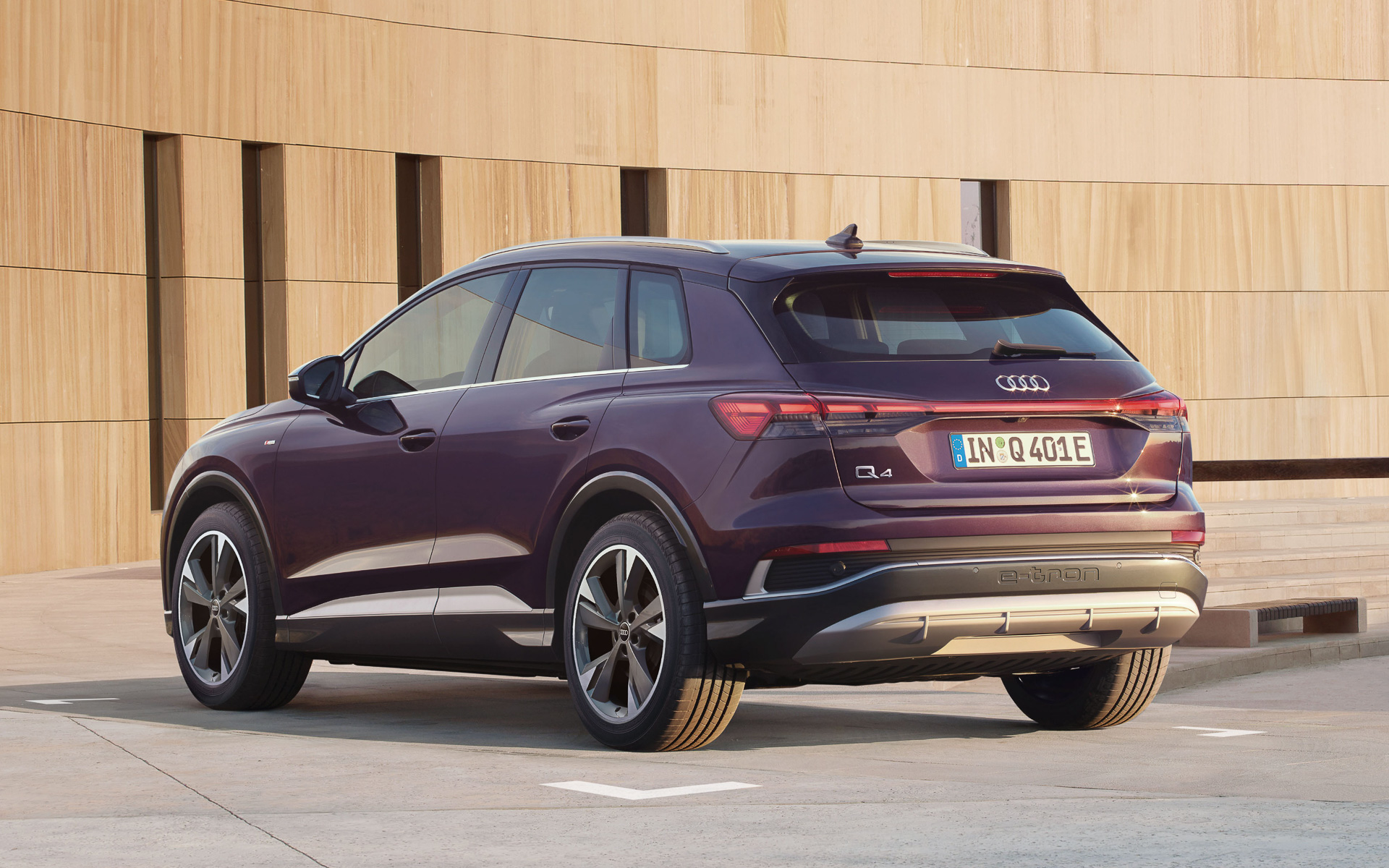 力強い存在感とより広々した収納スペースを備えるハッチバックのQ4 e-tron