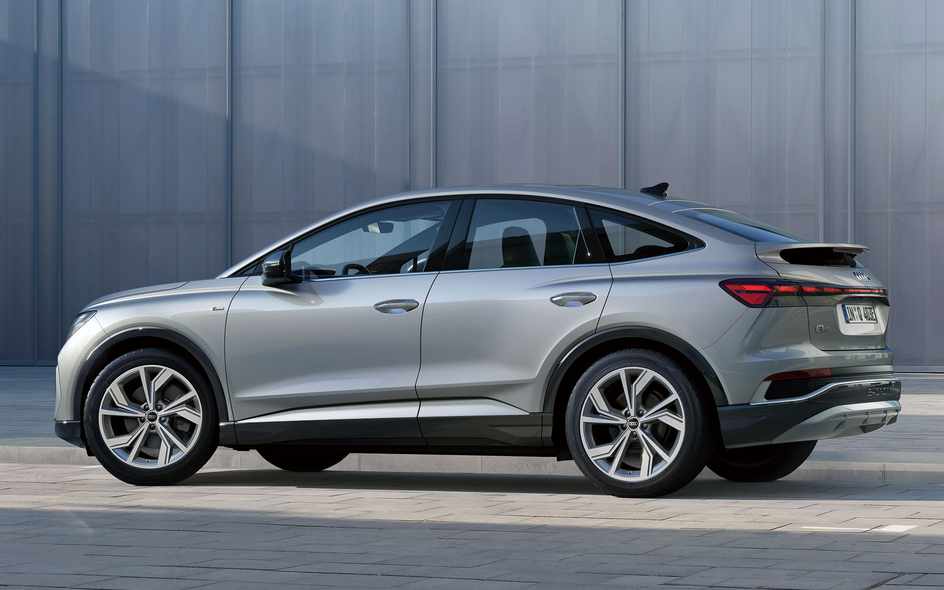 スタイリッシュなクーペフォルムのQ4 Sportback e-tron