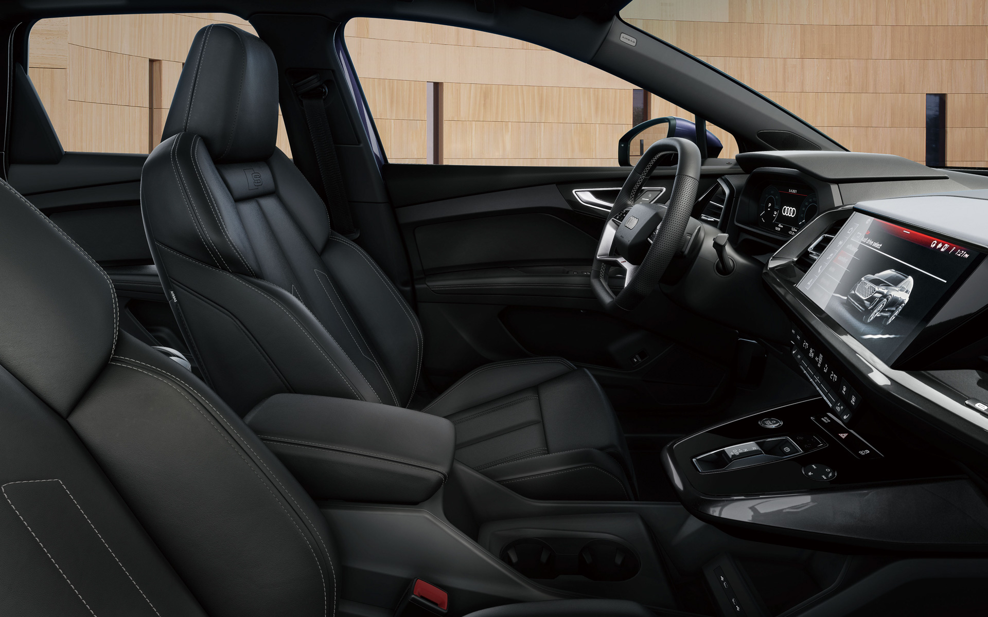 フロントシートは全車でサポート性の高い「スポーツシート」を装備する