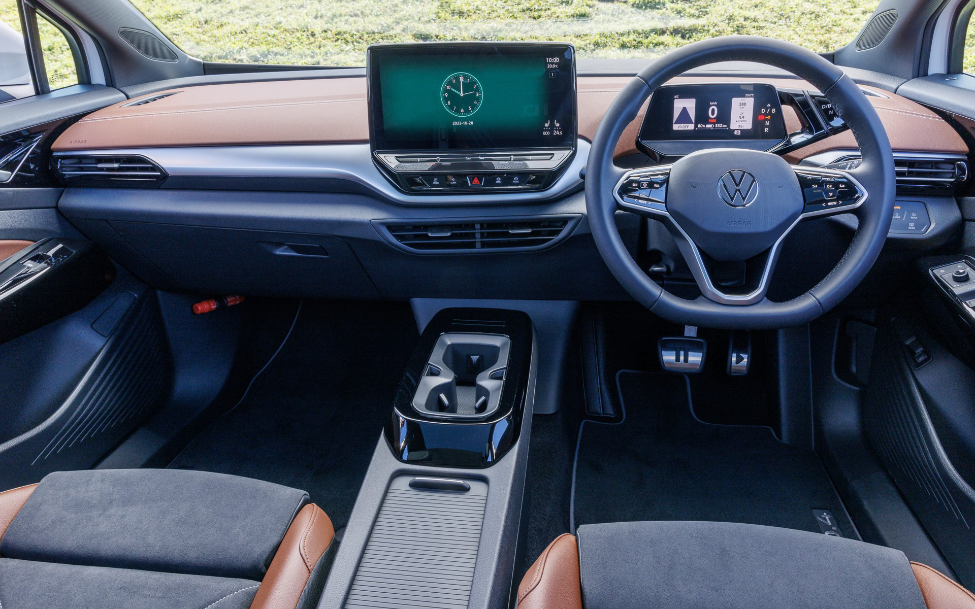 メーターディスプレイ側面に設置した「ドライブモードセレクター」でシフト変更する近未来的な車内空間