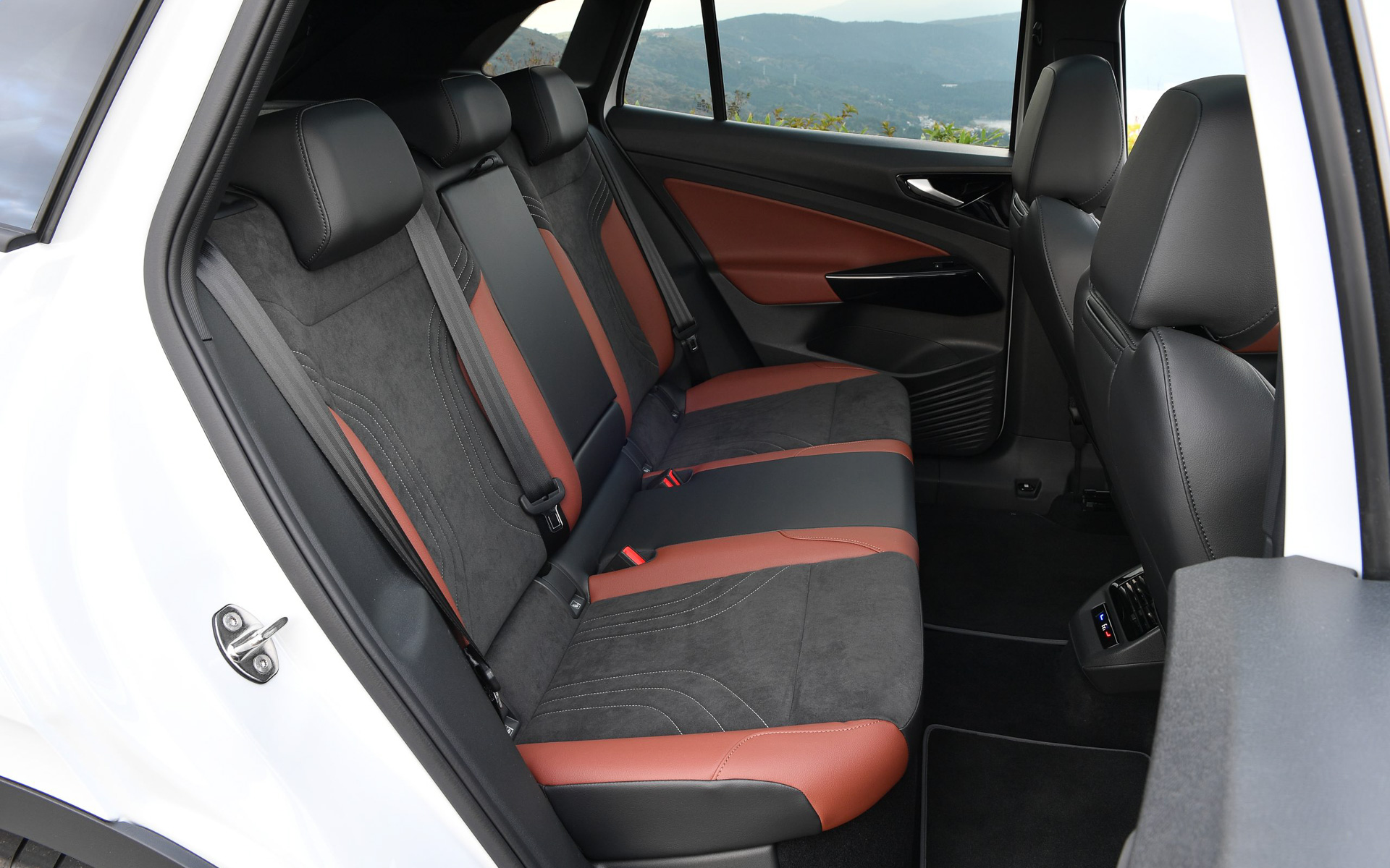 シート表皮ではサイドサポートにブラウン色のレザレットを使い、中央部分はマイクロフリースを採用する